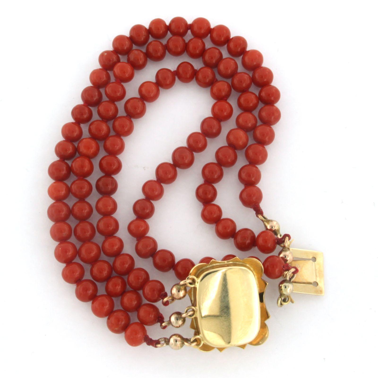 14k yellow gold clasp with three rows of coral bracelet - 20 cm

detailed description:

The clasp is 1.9 cm wide and 3.0 cm long

The coral bracelet is approximately 1.5 cm wide and 20 cm long

weight 22.9 grams

set with

- 1 x 11 mm x 8.0 mm oval