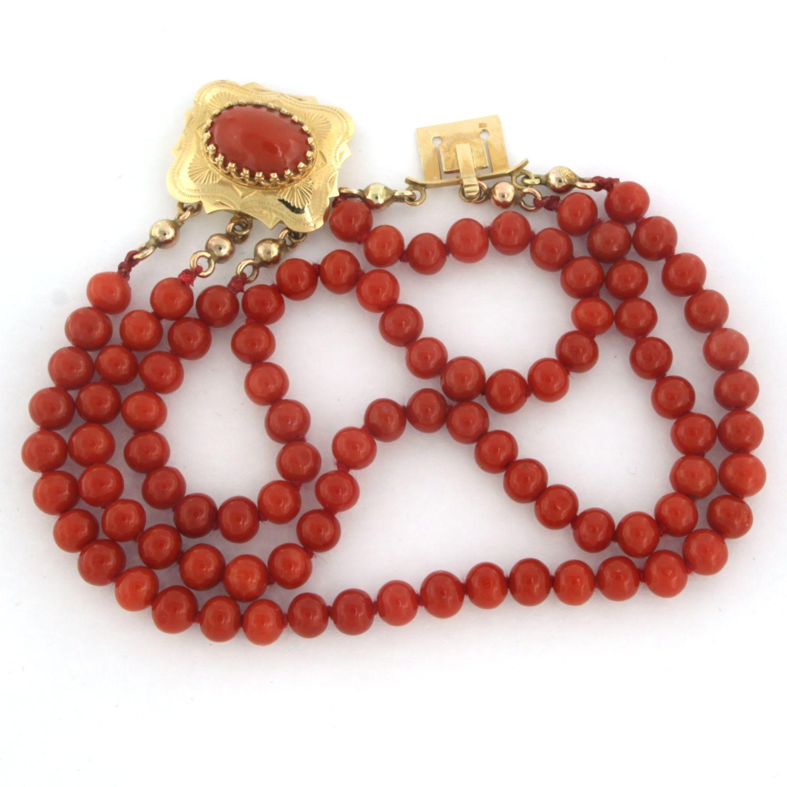 Bracelet with coral beads 14k yellow gold clasp 22.9 grams In Excellent Condition For Sale In The Hague, ZH