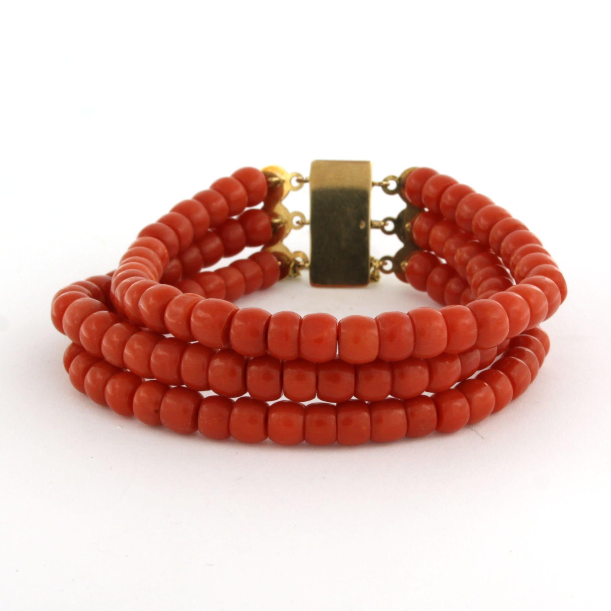 Fermoir en or 14k serti de corail sur un bracelet à trois rangs de corail - 24,3 grammes - 18 cm de long

Description détaillée :

Le bracelet mesure environ 18 cm de long et 1,9 cm de large.

Le fermoir mesure 2,5 cm sur 2,0 cm de large.

Comprend