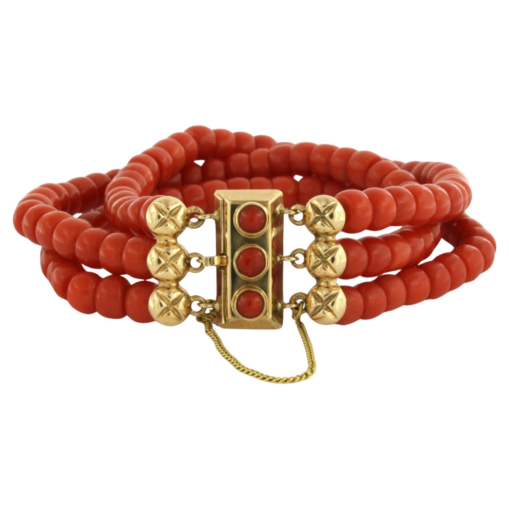 Bracelet de perles de corail sur or jaune 14k 24,3 grammes en vente