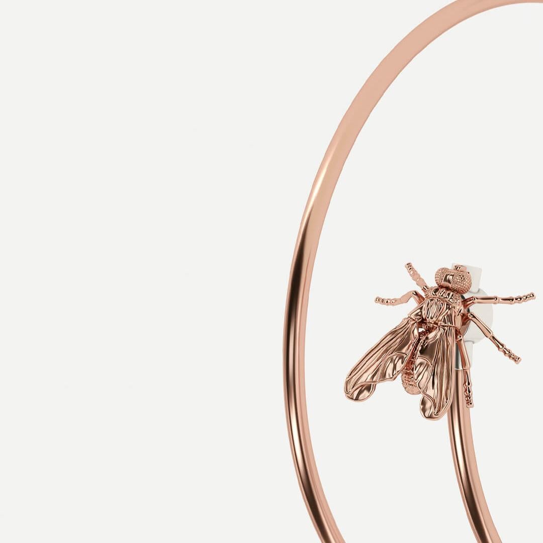 Armband mit Cabochon aus Cornelius und abnehmbaren dekorativen Pieces aus Insekten im Angebot 1