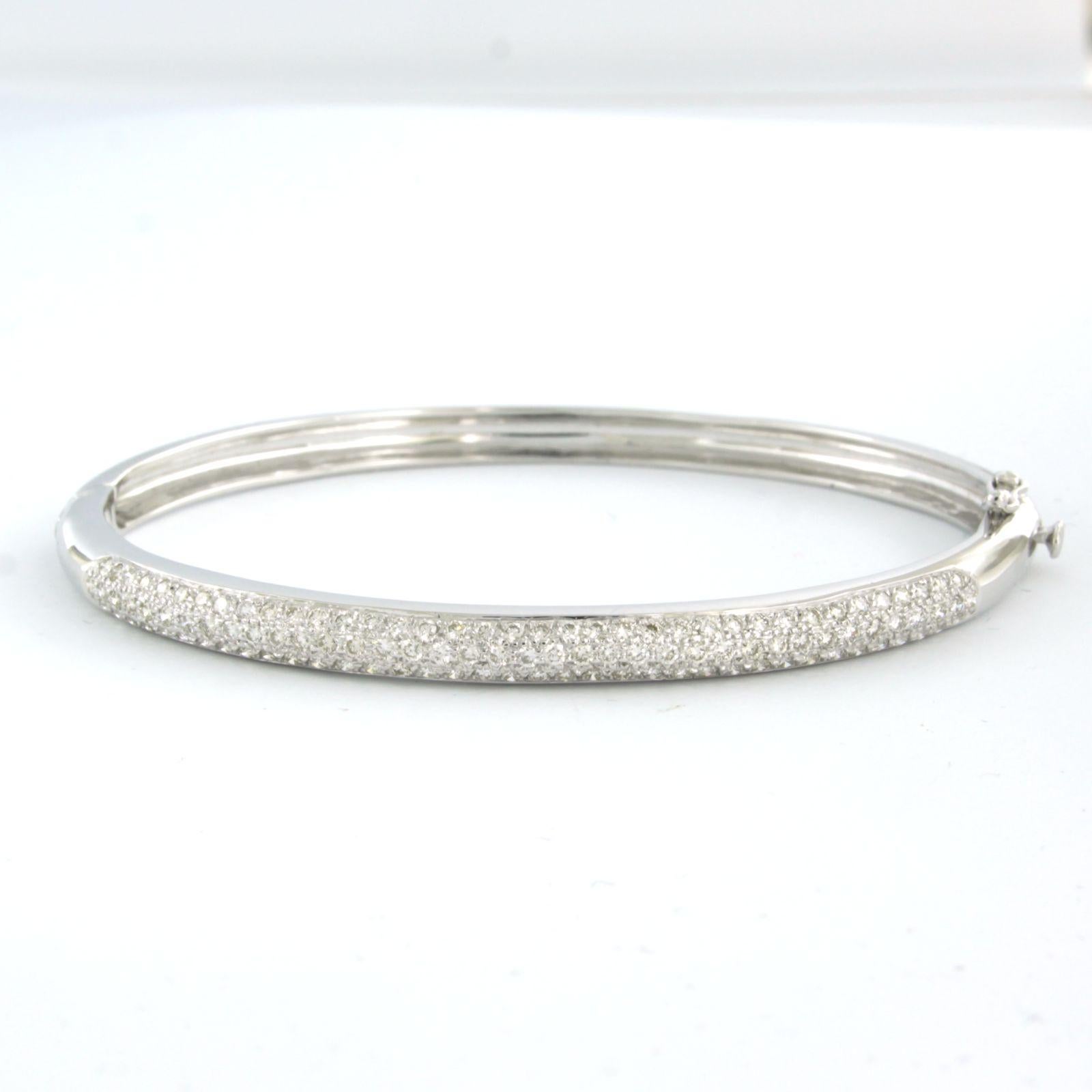 18k white gold hinge bracelet set with brilliant cut diamonds up to . 1.20ct - F/G - VS/SI - inner size 6.1 cm x 5.3 cm

detailed description:

Inner size of the bracelet is 6.1 cm by 5.3 cm wide

The bracelet is 5.0 mm wide and 3.0 mm high

weight