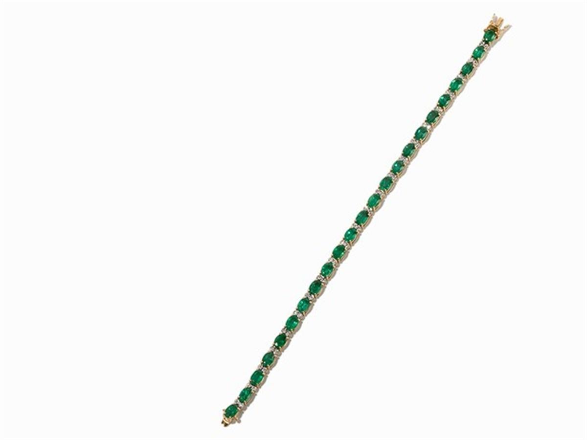  585 yellow gold
- hallmarked with the fineness
- 44 diamonds of together approx. 0.44 ct of predominantly good colour and purity
- 23 oval faceted emeralds of together ca. 9,82 ct
- Box closure with two safety compartments
- length: ca. 18,0 cm
-