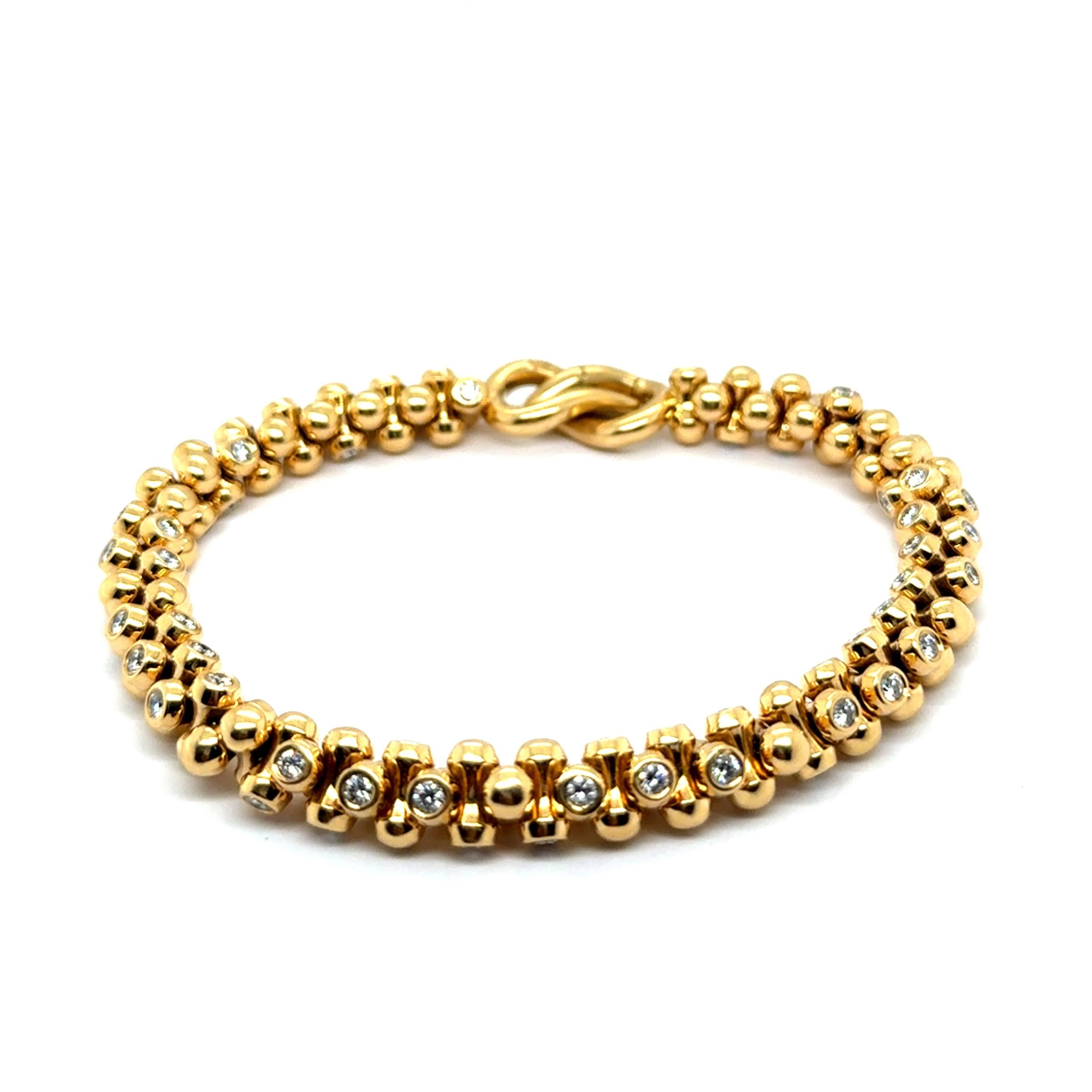 Armband von Tamara Comolli aus 18 Karat Gelbgold mit ihren ikonischen goldenen Perlen, die mit 72 Diamanten im Brillantschliff von außergewöhnlicher Farbe (D-F) und Reinheit (vs) von insgesamt 3,60 Karat besetzt sind. 

Tamara Comolli, die für ihre