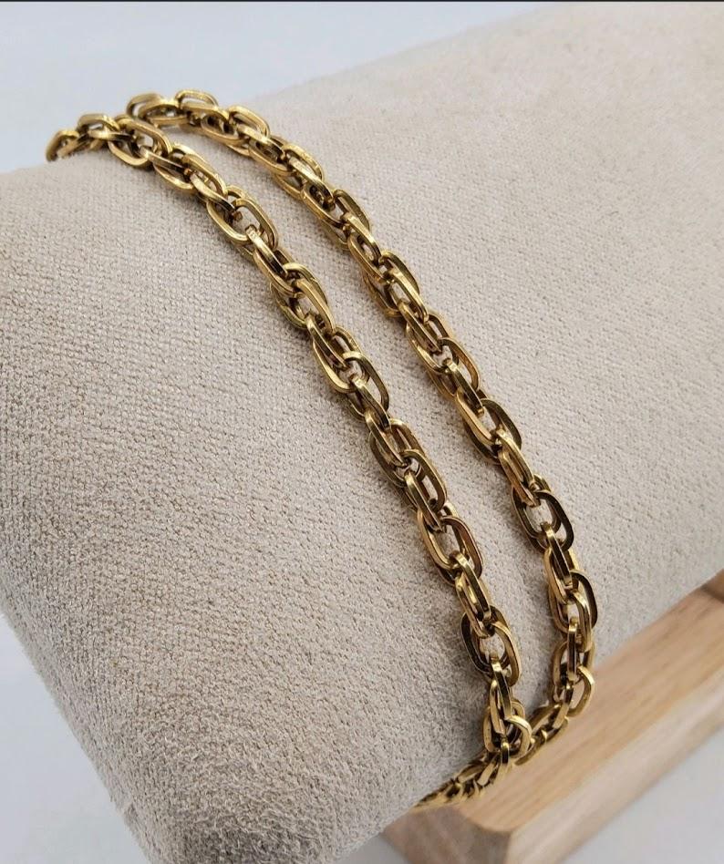 A vintage 18K yellow gold bracelet with double forçat links and spring clasp. Stamped with the French eagle’s head hallmark.

Lenght: 18.5 cm
Weight: 14.20 grams

Good condition. Normal wear.