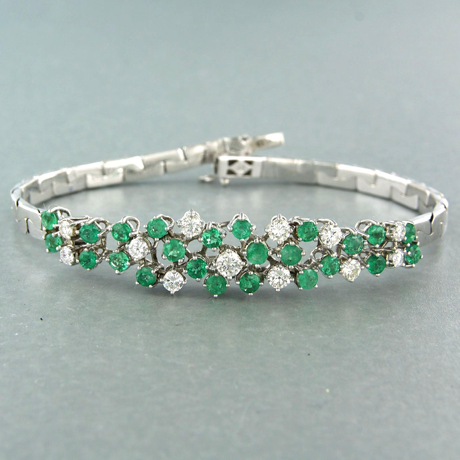 Armband aus 14k Weißgold, besetzt mit Smaragd 2,00 ct und Diamant im Brillantschliff 1,00 ct - F/G - VS/SI - 18,5 cm lang

ausführliche Beschreibung

Die Länge des Armbands beträgt 18,5 cm bei einer Breite von 4,1 mm.

die Oberseite des Armbands ist