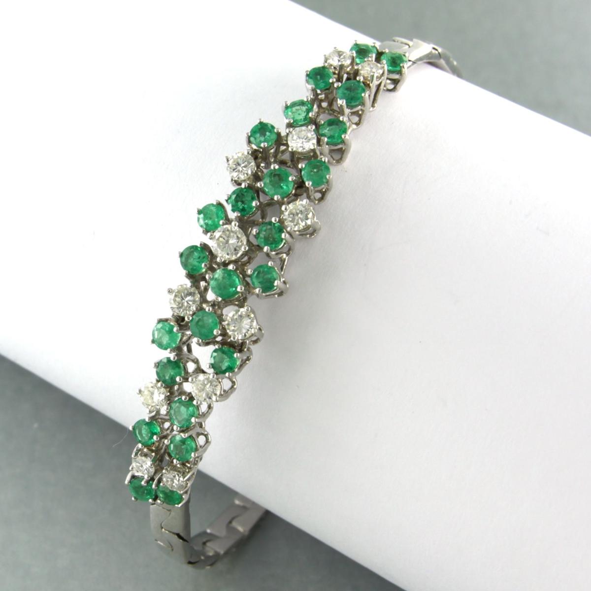 Bracelet en or blanc 14k serti d'une émeraude 2.00 ct et d'un diamant taille brillant 1.00 ct - F/G - VS/SI - 18.5 cm de long

description détaillée

Le bracelet mesure 18,5 cm de long et 4,1 mm de large.

le haut du bracelet mesure 1,1 cm de large