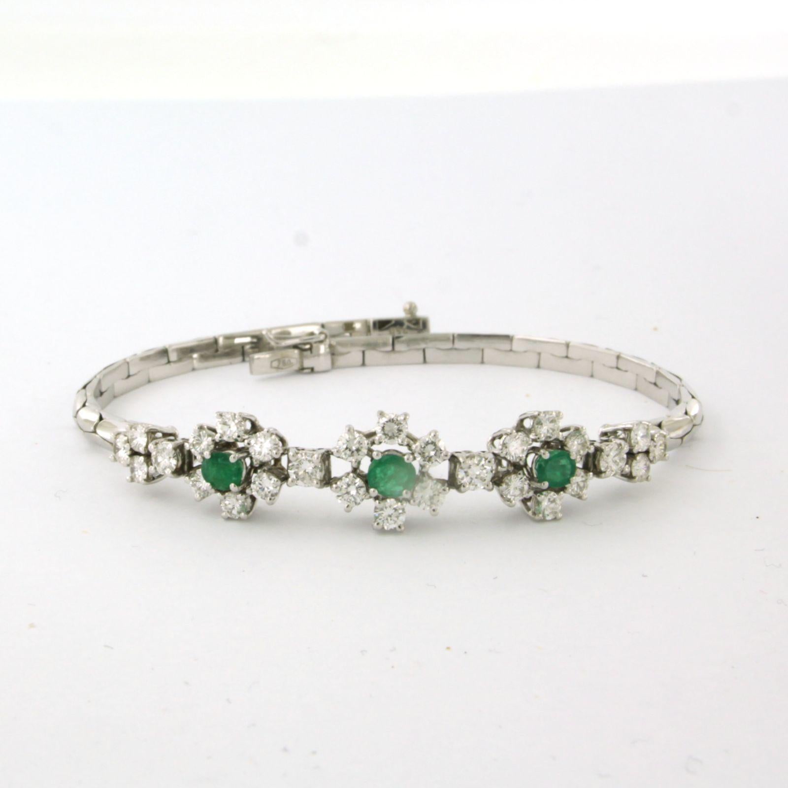 Armband aus 18 Karat Weißgold mit einem Smaragd und einem Diamanten im Brillantschliff von bis zu 2,50 ct - F/G - VS/SI - 18,5
cm lang

Ausführliche Beschreibung

Der Armreif ist 18,5 cm lang, 1,0 cm breit und 7,0 mm hoch.

Gesamtgewicht: 16,6