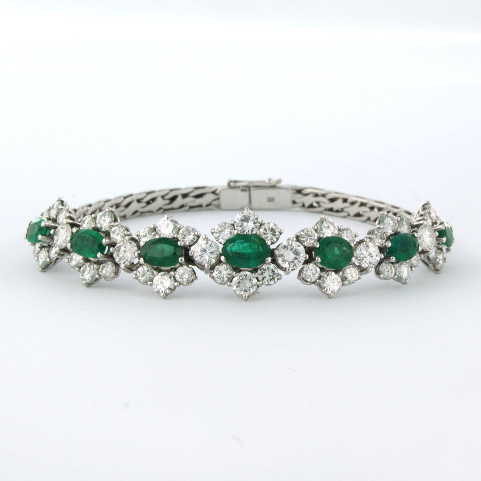 18k white gold bracelet set with emerald to. 3.50ct and brilliant cut diamonds up to. 6.00ct - F/G - VS/SI - 16 cm long

detailed description

The bracelet is 16 cm long by 3.6 mm wide

the center piece of the bracelet is 7.2 cm long by 1.2 cm