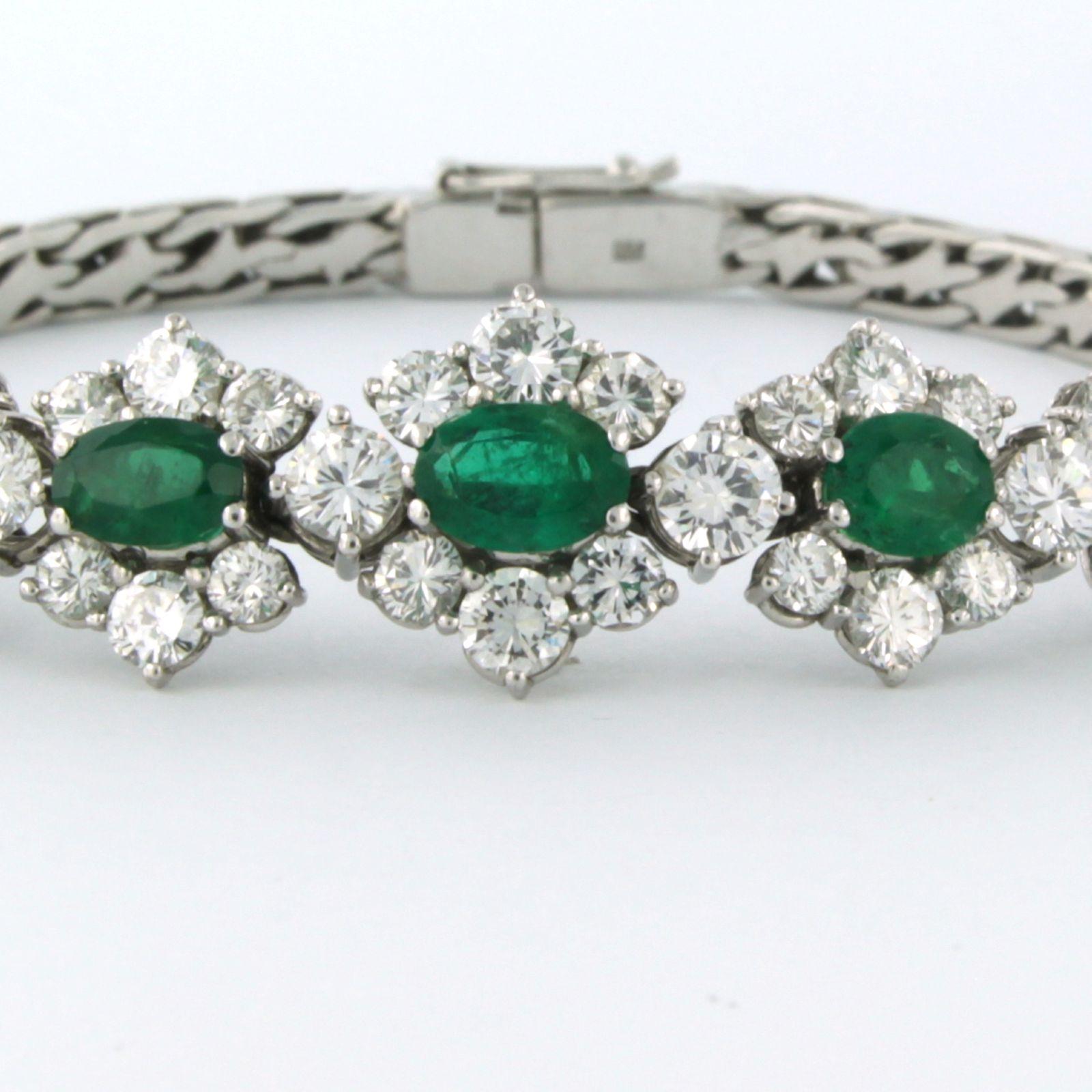 Bracelet with emerald and brilliant cut diamonds up to 6.00ct 18k white gold In Excellent Condition For Sale In The Hague, ZH