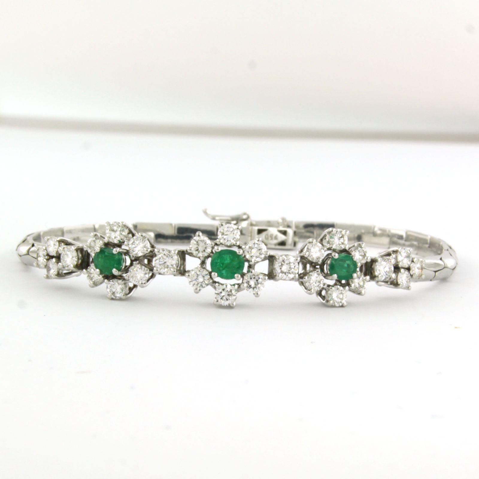 Modern Bracelet with emerald and diamonds 18k white gold For Sale