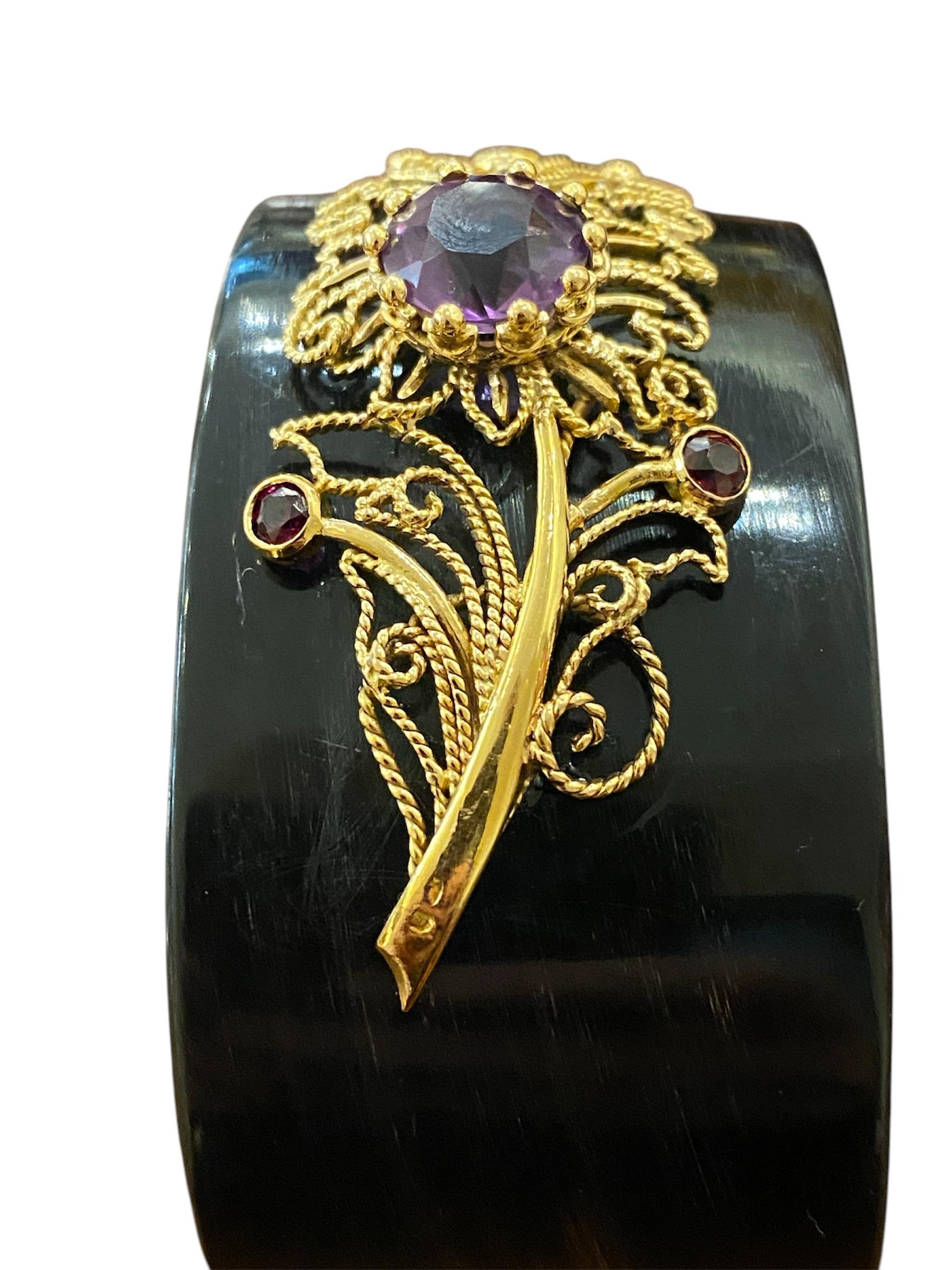 Taille ronde Bracelet avec application d'or, améthyste et quartz sur matière Horn en vente