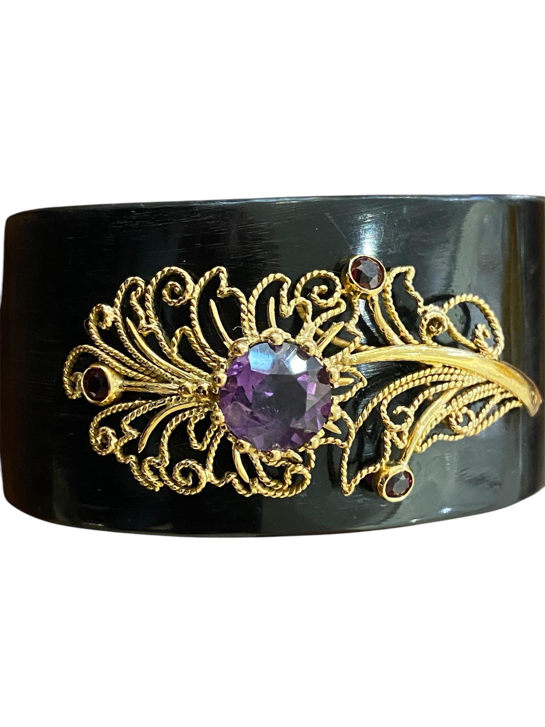 Bracelet avec application d'or, améthyste et quartz sur matière Horn en vente 1