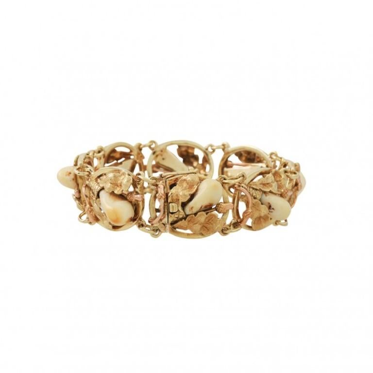 14k GG, 63,2 g, L.: Ca. 19 cm, 20./21. Jahrhundert, Spuren des Tragens. (26)

 Armband mit Hirschzähnen, YG 14k, 63.2 G, L.: Ca. 19 cm, 20./2. Jh., Gebrauchsspuren.
