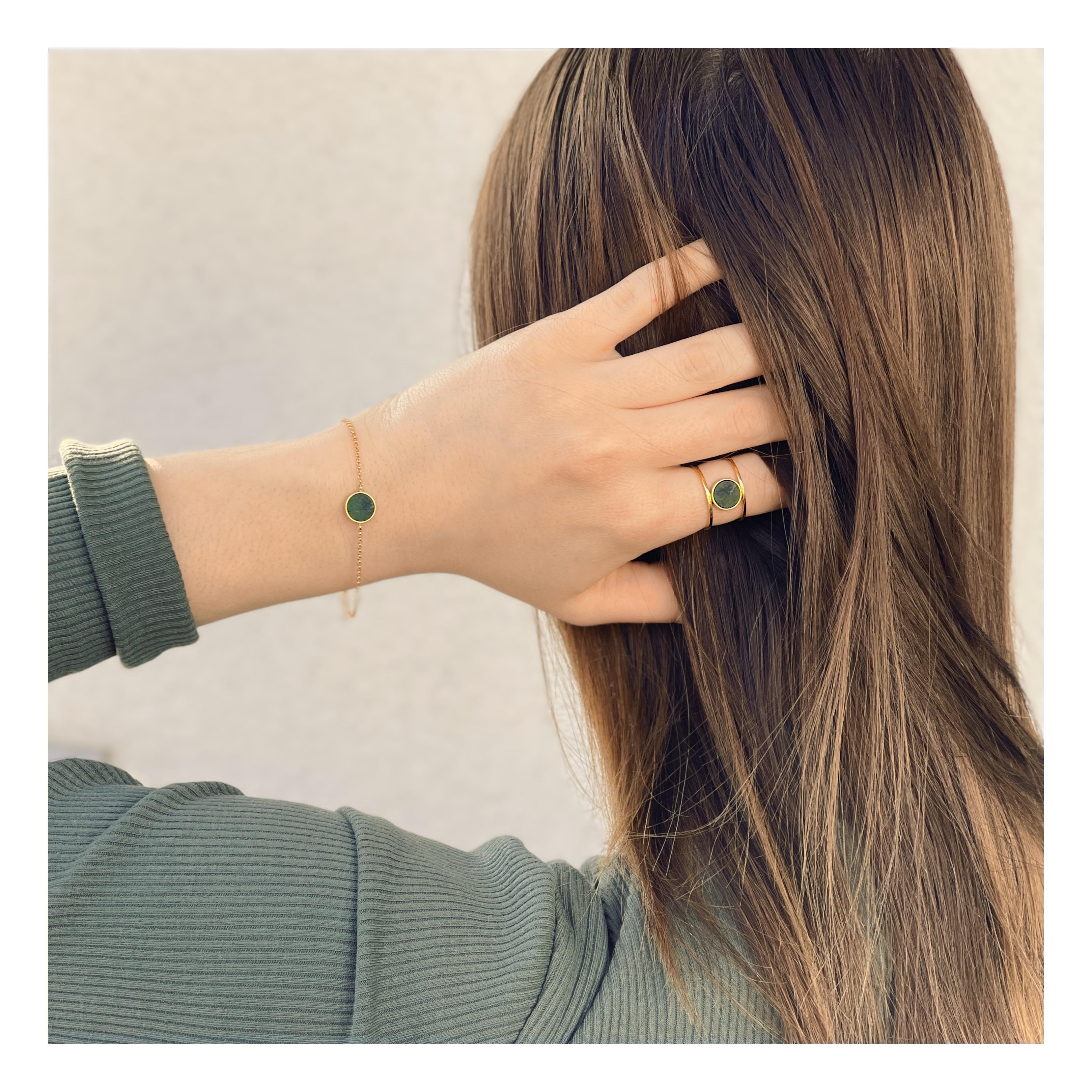 Ce bracelet avec une pierre vert foncé sur une délicate chaîne en or sera un bel ornement pour votre poignet. Son design minimaliste vous permet de le porter avec pratiquement n'importe quelle tenue. Il sera parfait aussi bien pour les sorties