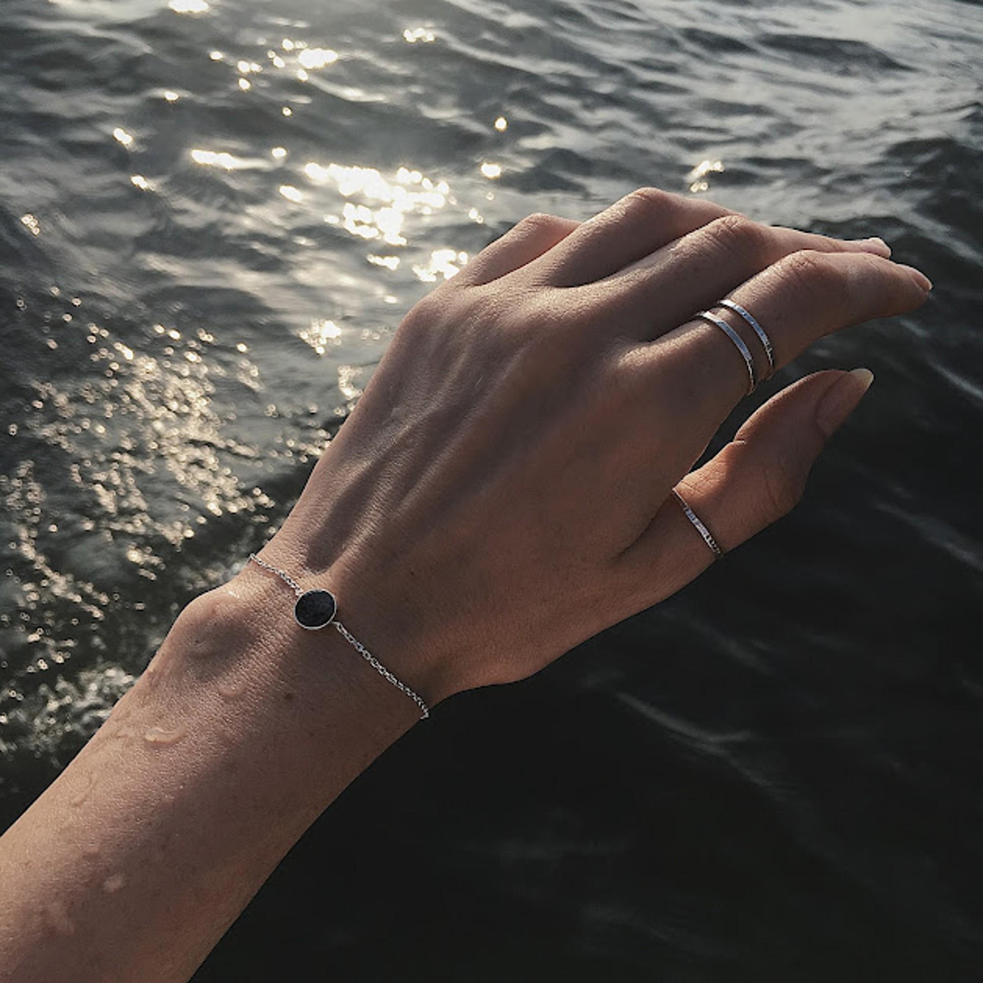 This bracelet with a grey stone on a delicate silver chain will be a beautiful adornment for your wrist. Its minimalist design means you can wear it with practically any outfit. It will be perfect for both elegant outings and meetings with