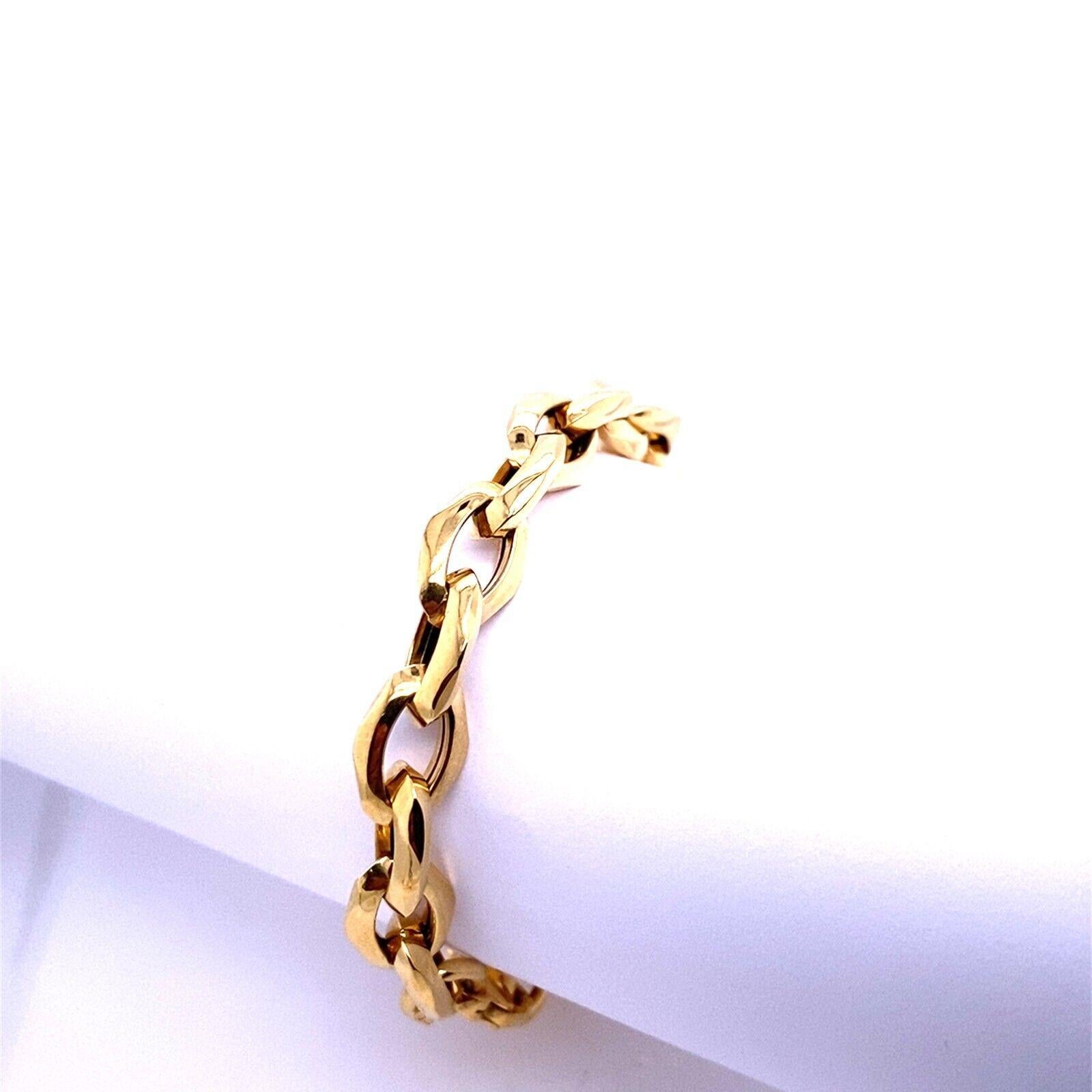 Bracelet with Lobster Clasp in 18ct Yellow Gold

A bracelet that will always be in style, thanks to its elegant design. The bracelet is made from 18ct Yellow Gold and has a lobster clasp.

Additional Information:
Bracelet Length: 7 1/4''
Bracelet