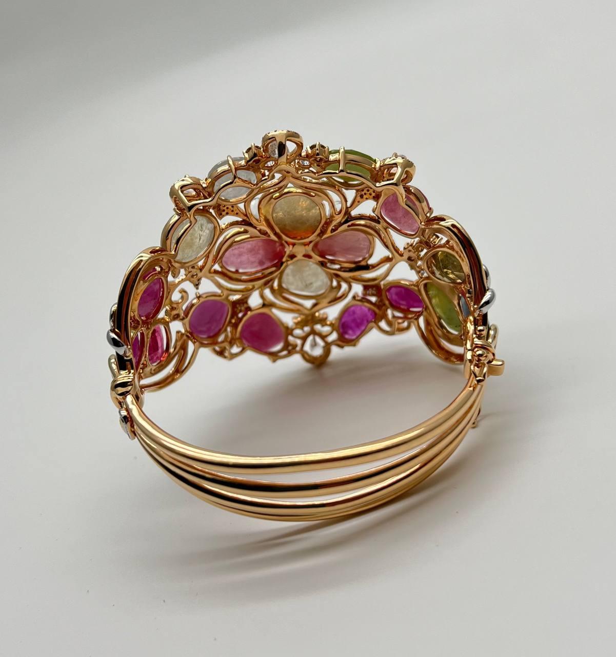 Ce bracelet exquis met en valeur une gamme étonnante de saphirs multicolores. Le design présente un saphir orange central, entouré d'un mélange harmonieux de saphirs roses, verts et clairs. Chaque pierre précieuse est méticuleusement sertie dans un