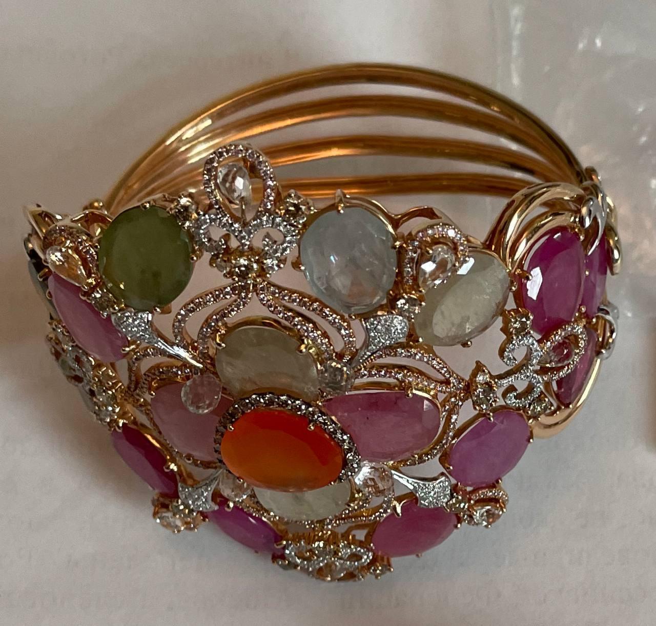 Bracelet jonc en or rose 18 carats avec saphirs multicolores de forme fantaisie Excellent état - En vente à Oakton, VA