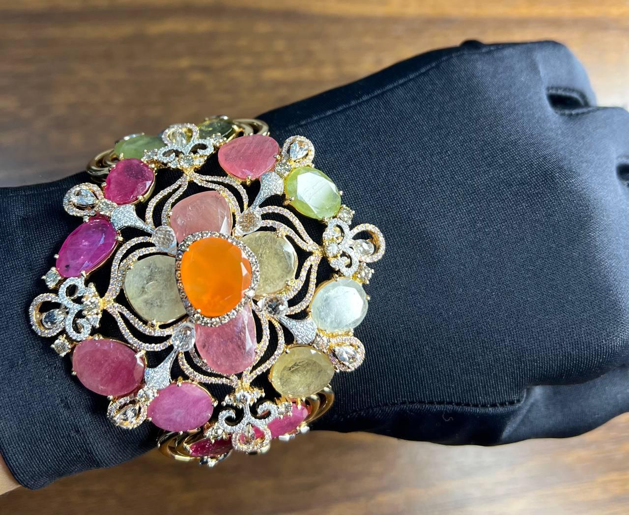 Bracelet jonc en or rose 18 carats avec saphirs multicolores de forme fantaisie Pour femmes en vente