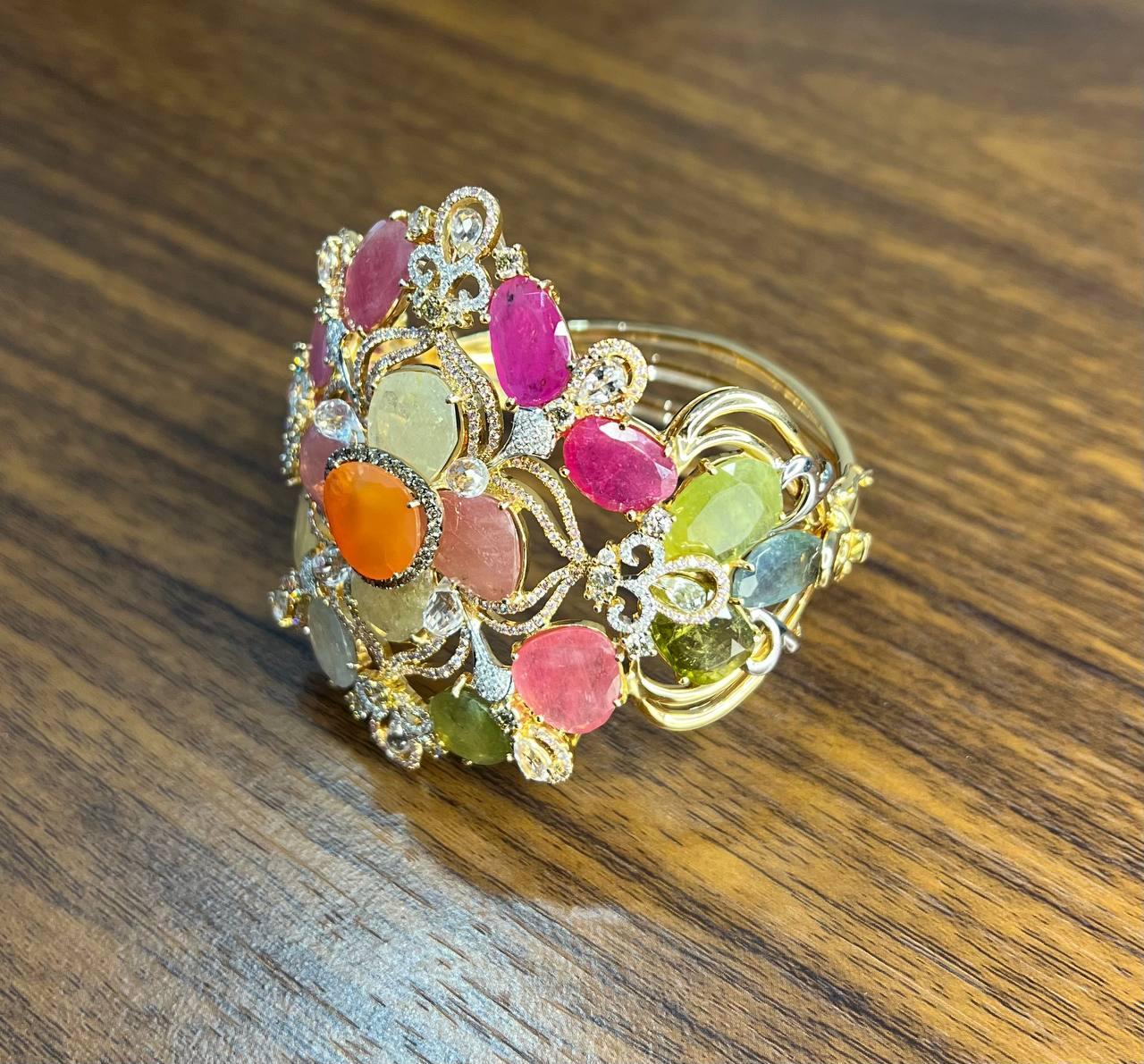 Bracelet jonc en or rose 18 carats avec saphirs multicolores de forme fantaisie en vente 1