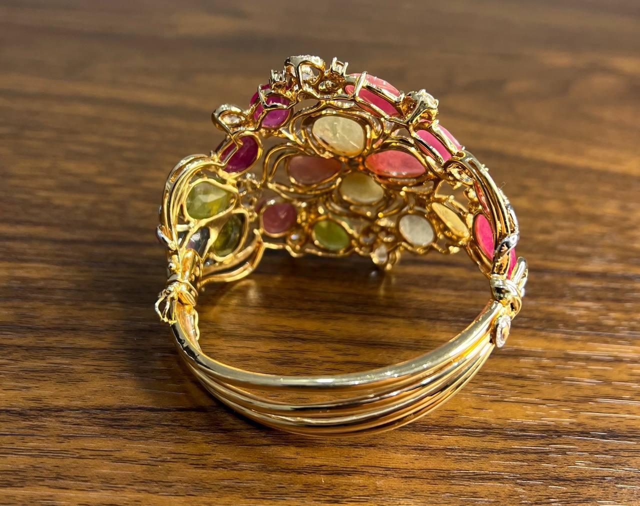 Bracelet jonc en or rose 18 carats avec saphirs multicolores de forme fantaisie en vente 2