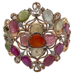 Bracelet jonc en or rose 18 carats avec saphirs multicolores de forme fantaisie