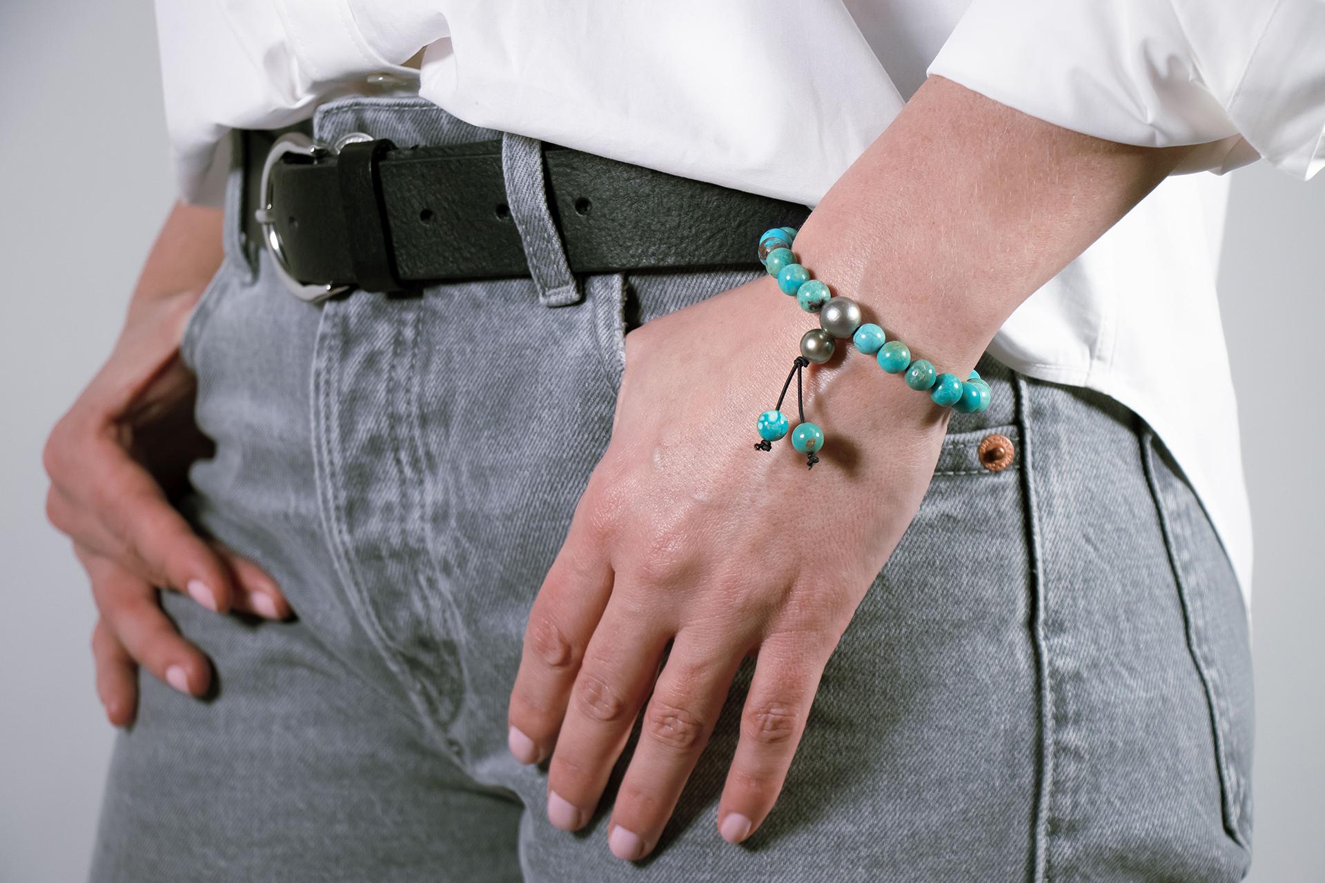 This bracelet is made of  6mm untreated turquoise beads and 2 grey Tahiti pearls, beaded on a high quality elastic that easily glides over your wrist. 