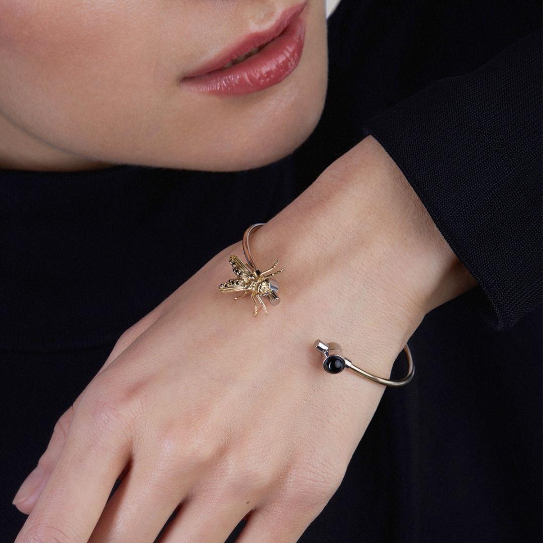 Animalia fashion bracelet with onyx, cabochon cut and fly diamond with black diamonds.
Fly in 18K yellow gold with 12u.(1mm Ø) of black diamond (A).

You can add or remove the cabochon and the fly from the bracelet. This is only possible with a