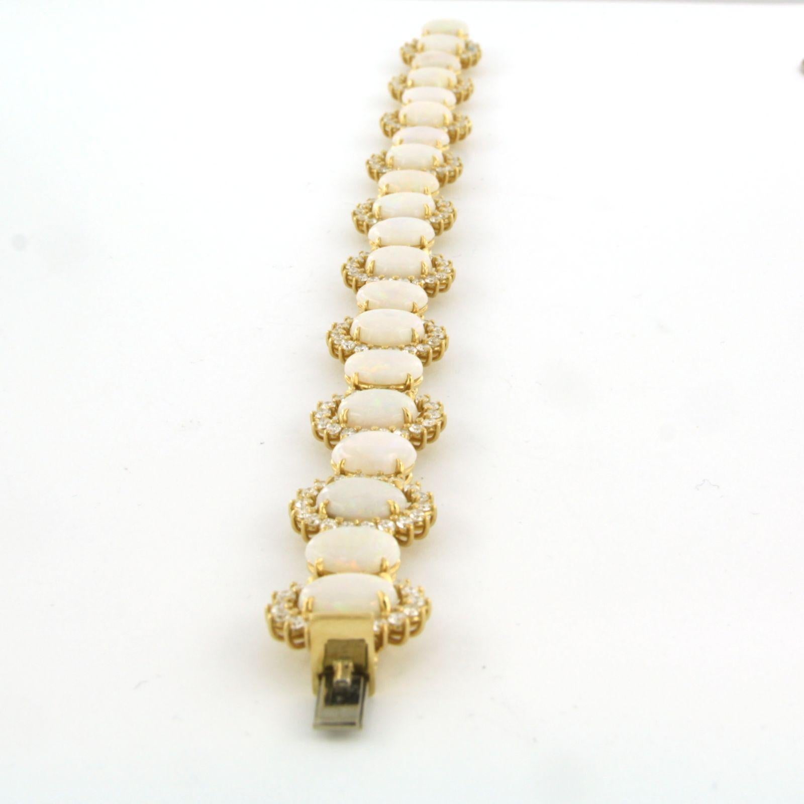 Bracelet en or jaune 18k serti d'une opale et de diamants taille brillant. 5.00ct - F/G - VS/SI - 20.5 cm de long

description détaillée

Le bracelet mesure 20,5 cm de long, 1,5 cm de large et 5,2 mm de haut.

poids 31,8 grammes

set avec

- 20 x