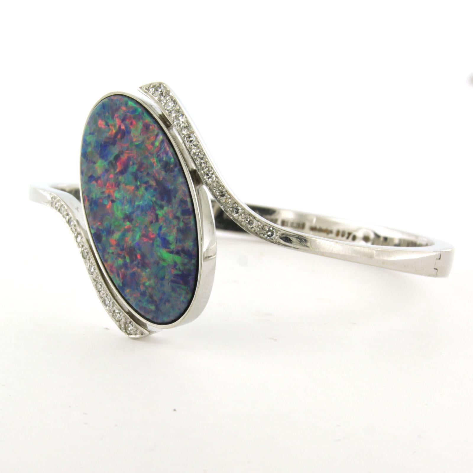 Taglio singolo Bracciale con opale e diamante taglio singolo fino a 0,40 carati 26,4 grammi oro bianco 18 carati in vendita
