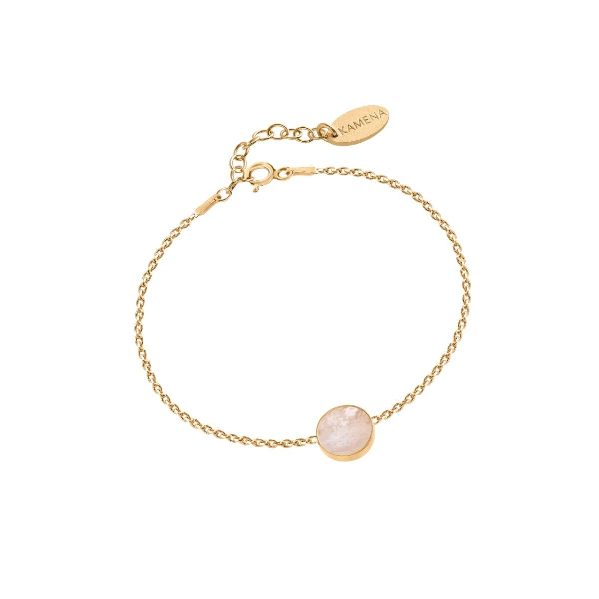 Dieses Armband mit einem weißen Stein an einer zarten Goldkette ist ein schöner Schmuck für Ihr Handgelenk. Sein minimalistisches Design ermöglicht es Ihnen, ihn zu praktisch jedem Outfit zu tragen. Er eignet sich sowohl für elegante Ausflüge als