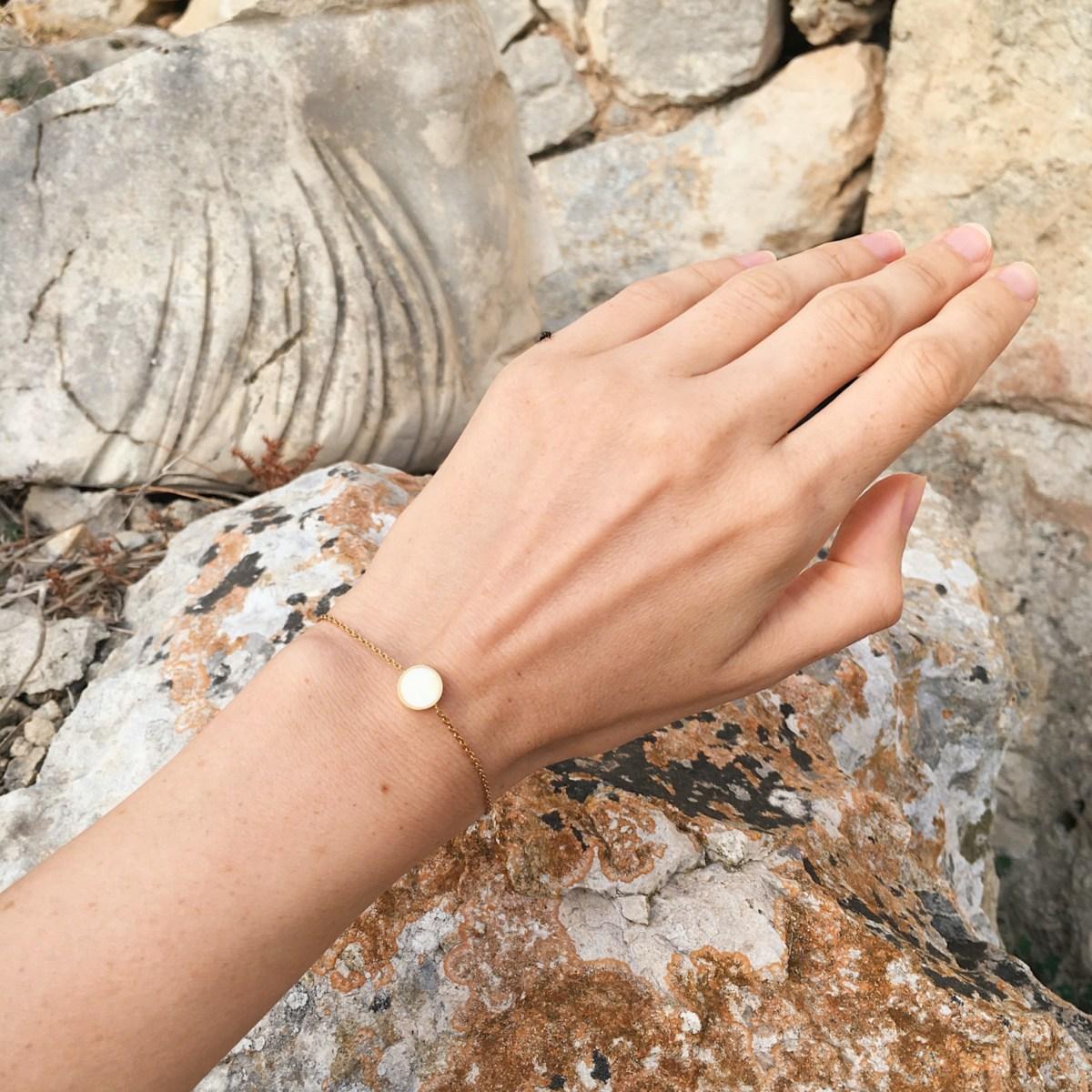 Round Cut Delicate gold bracelet with natural white opal For Sale