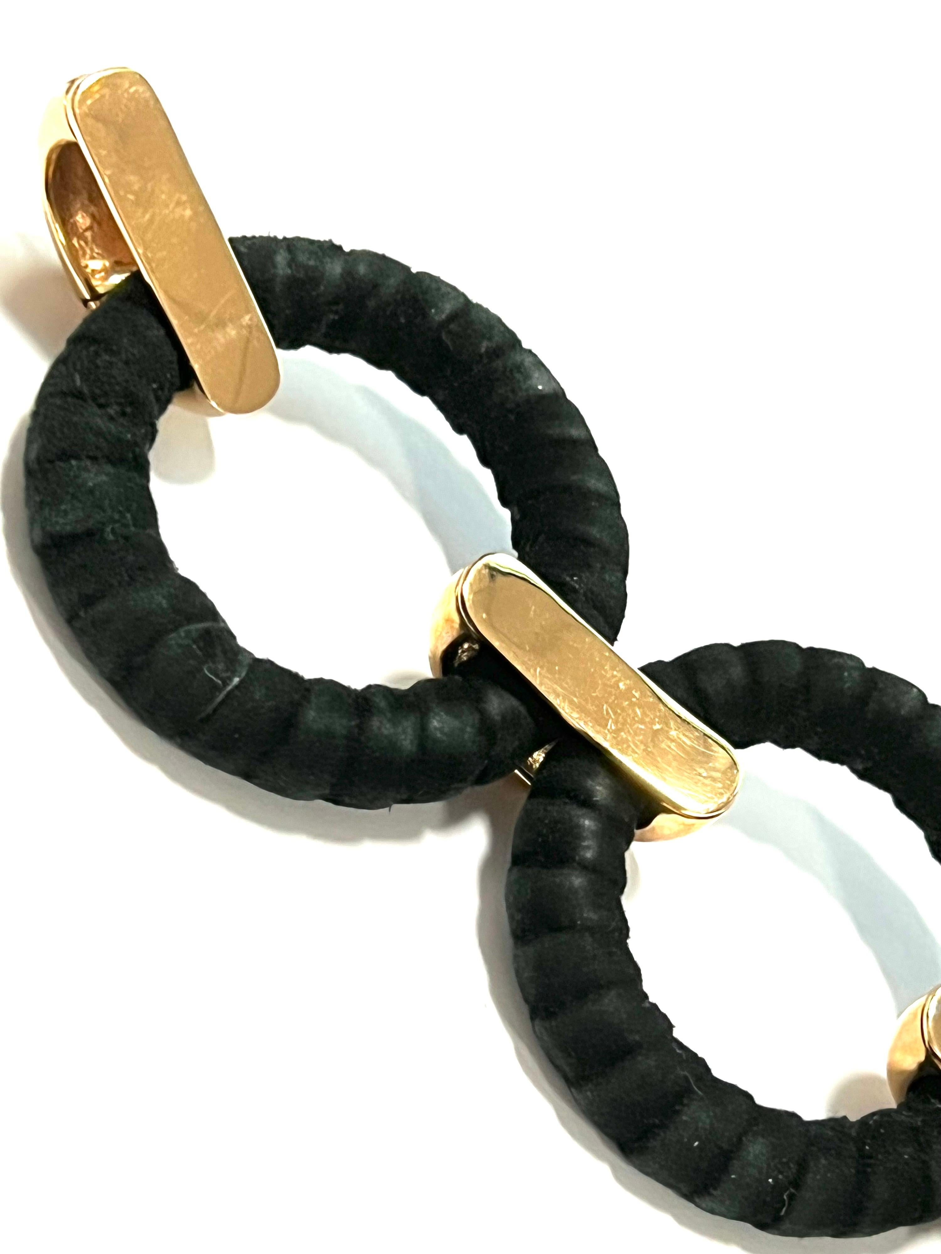 Ce superbe bracelet présente un design contemporain qui associe joliment des maillons ronds en cuir noir à de luxueuses touches d'or rose 18 carats. Les textures contrastées créent un effet visuel saisissant, ce qui en fait un accessoire parfait