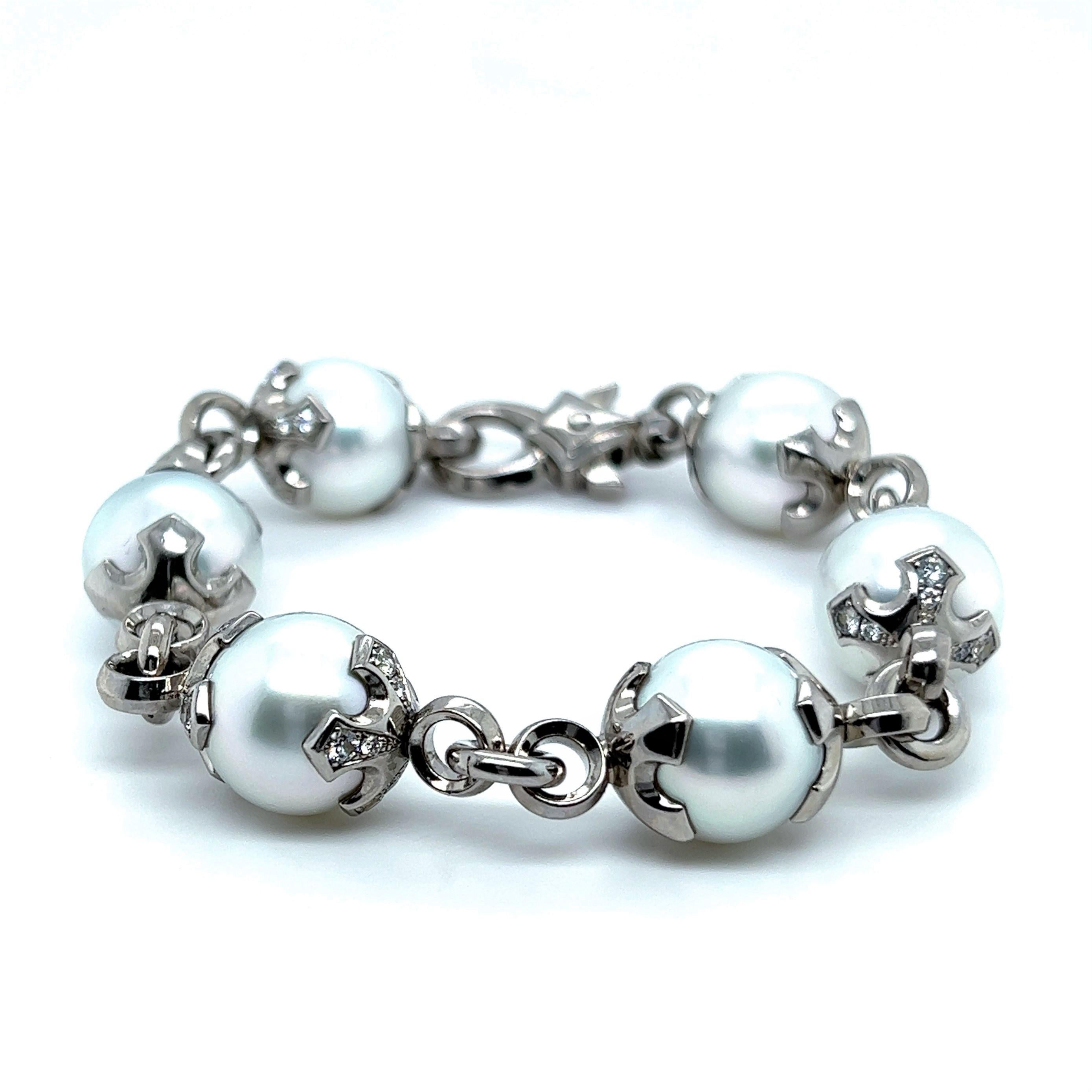 Dieses bezaubernde Armband verbindet die zeitlose Anziehungskraft glänzender Perlen mit dem schillernden Glanz von Diamanten. Dieses von der Schweizer Firma Lohri entworfene Stück wurde mit einem Schwerpunkt auf Eleganz entworfen.  Lohri ist stolz