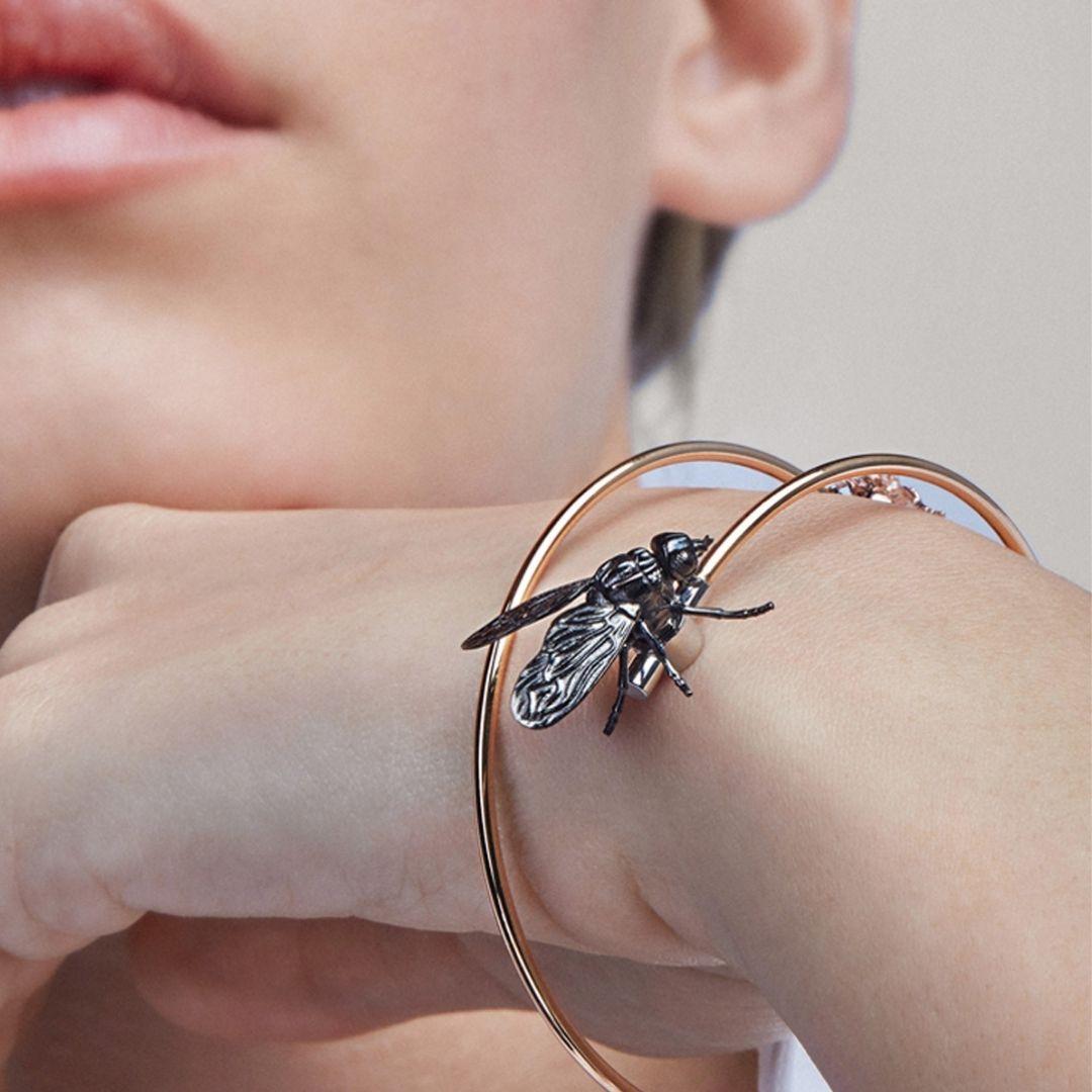 Contemporary Animalia fashion Gold Bracelet with two flies decorative removable pieces For Sale