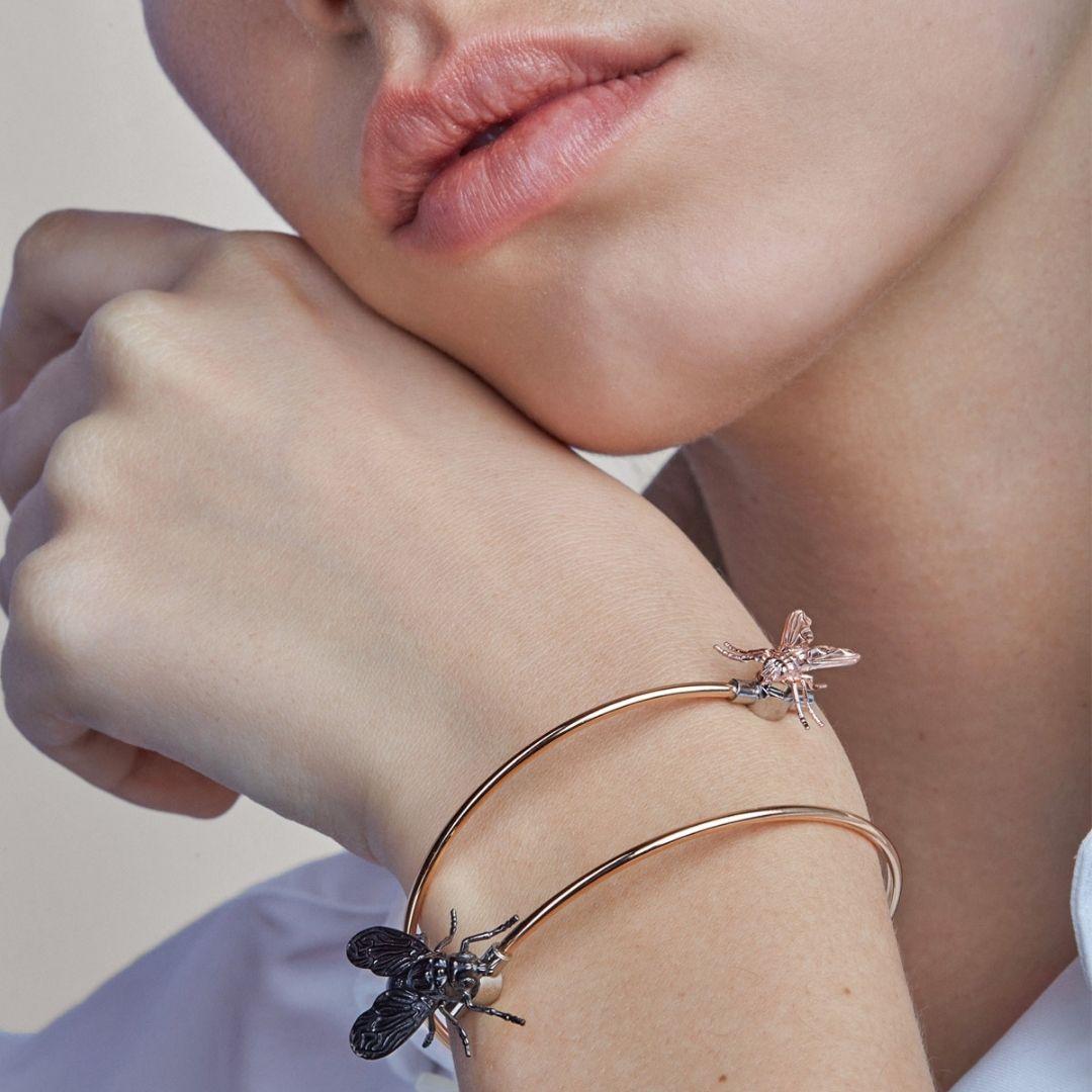 Bracelet in pink gold, 18K with two flies decorative removable pieces  
·Fly in pink gold 18K
·Big Fly in black gold 18K.

You can mount or remove the flies from the bracelet, this is only possible with a surgical steel mechanism. Surgical steel is