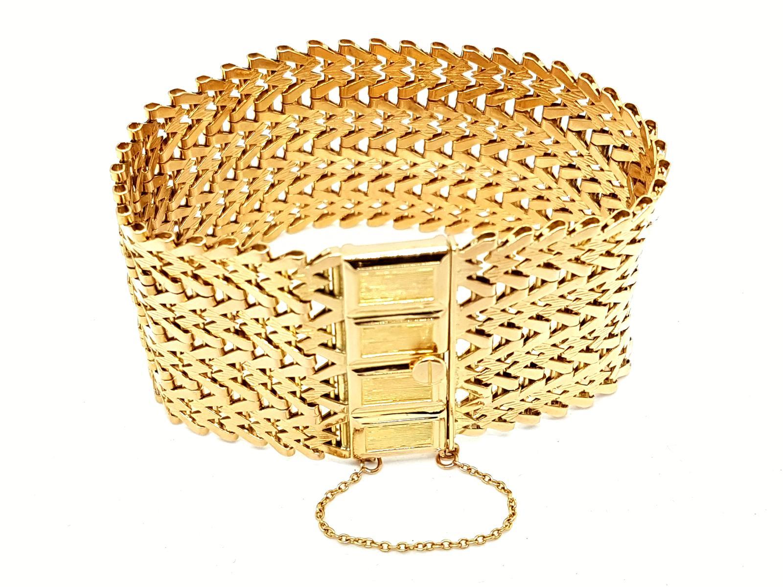 Cuff Yellow gold 750 mils (18 carats). woven mesh. length: 18 cm. width: 3.2 cm. safety chain. punched. Weight: 61.34 g. excellent condition
