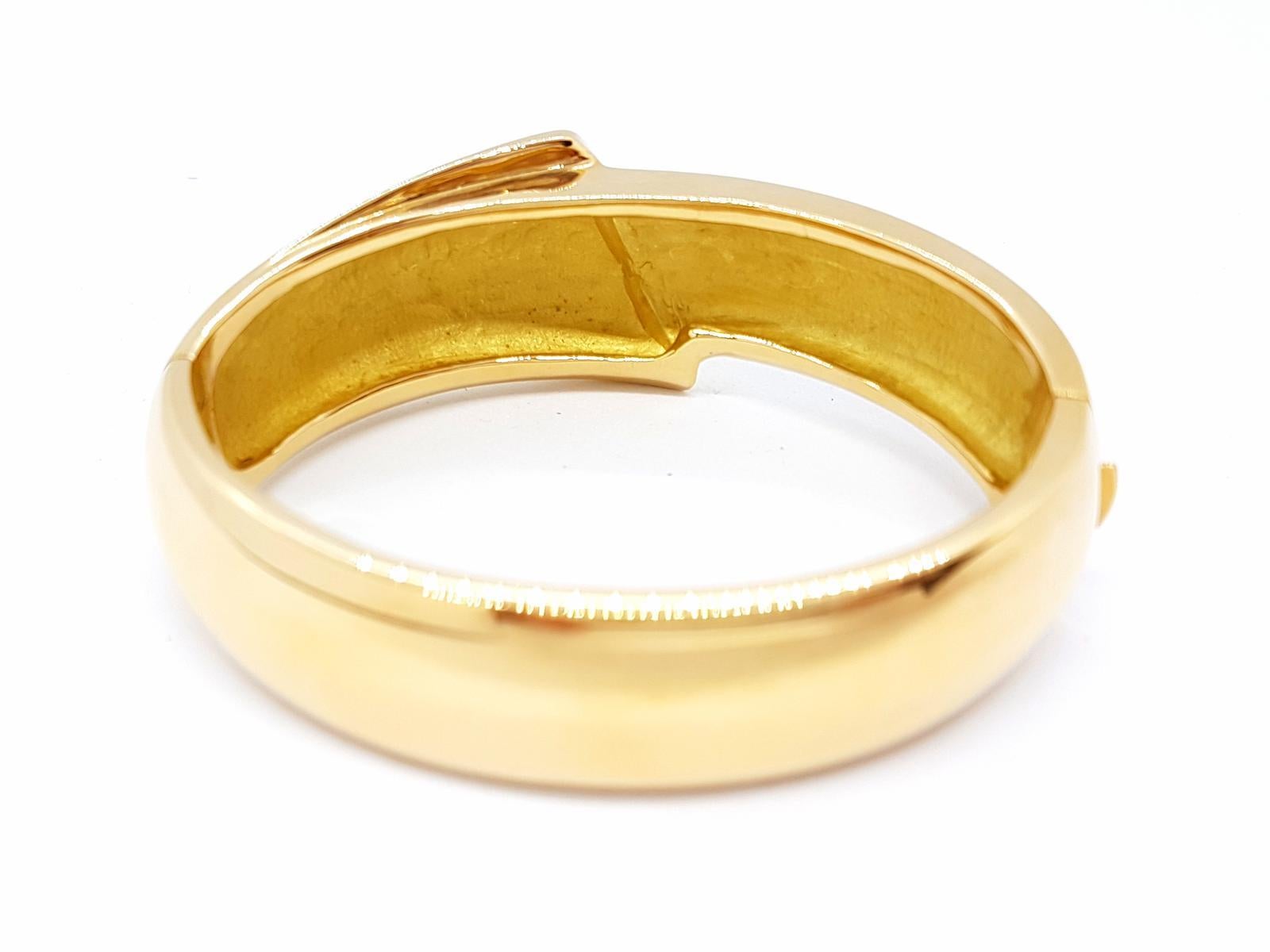 Schönes Armband 18 Karat Gelbgold. offener ovaler Ring. massiv. Adlerkopf. Größe: 19,5 cm Gewicht: 92,05 g. Durchmesser: 6,2 cm x 5 cm. Breite: 1,6 cm
