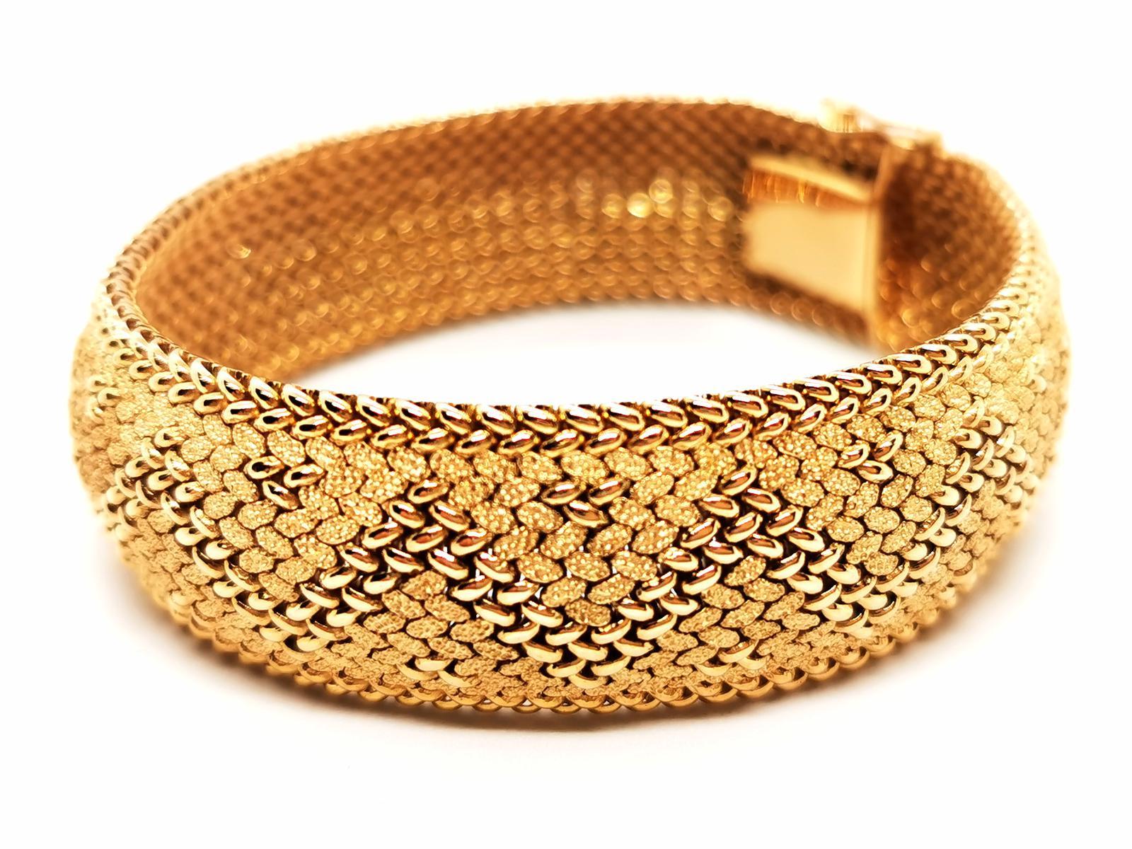 Manschettenarmband. aus Gelbgold 750 Tausendstel (18 Karat). Polnisches Netz. gebürstetes und glänzendes Gold. Breite: 1,77 cm. Länge: 19 cm. Gesamtgewicht: 46,78 g. Verschlusszunge mit acht Sicherheiten. Adlerkopfpunze. Nashornpunze.