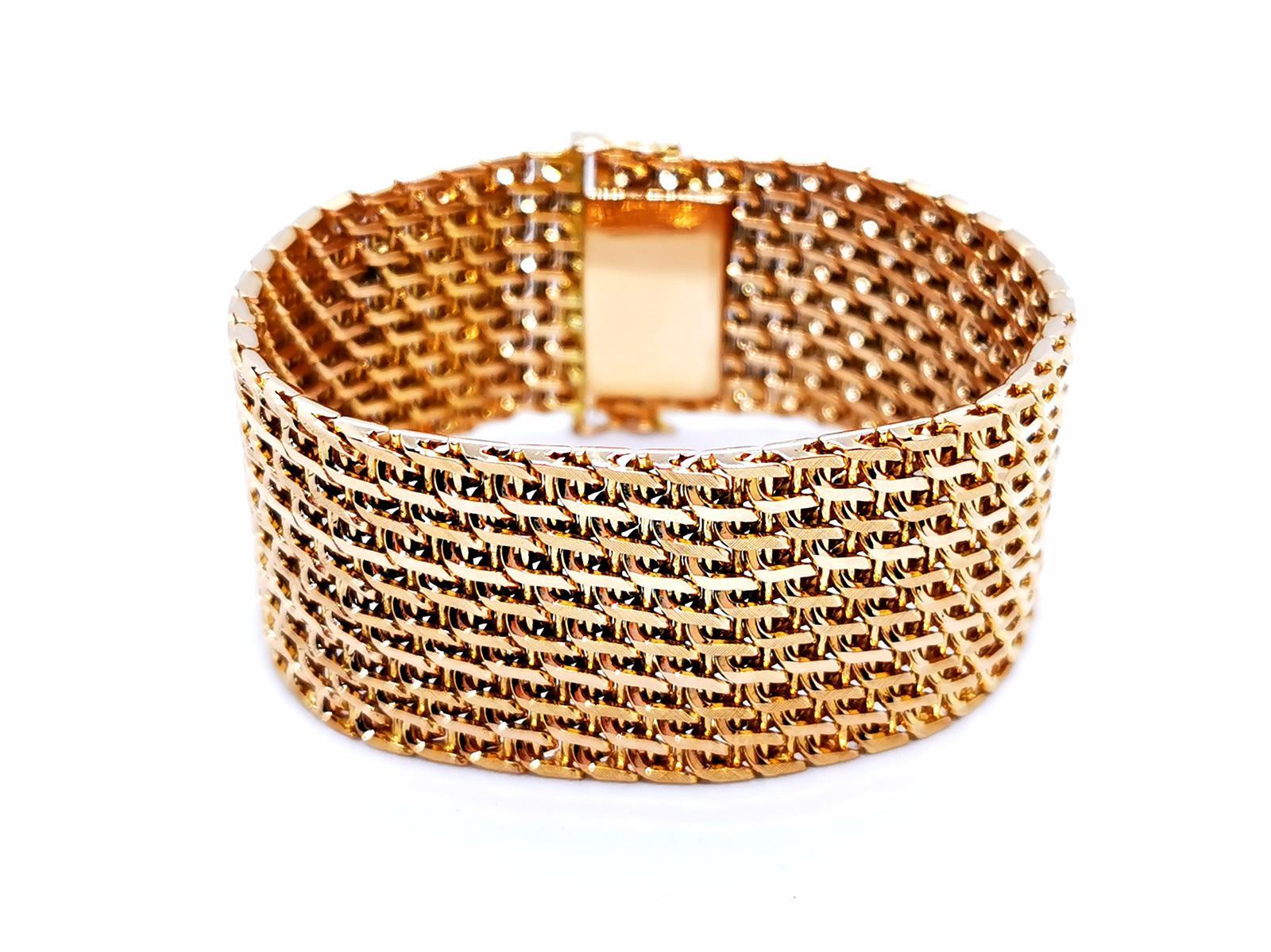 Cuff. golden yellow 750 mils (18 carats). semi-rigid mesh. length: 18 cm. width: 2.71 cm. thickness: 0.22 cm. two eight safety. total weight: 86.33 g. punched . excellent condition
