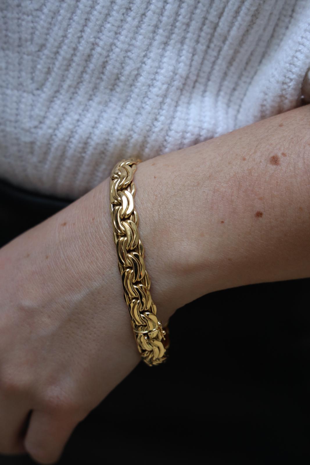 Bracelet in yellow gold 750 thousandths (18 carats). double bean mesh with eight safety . length: 19 cm. width: 0.95 cm. total weight: 28.68 g . eagle head hallmark. excellent condition
