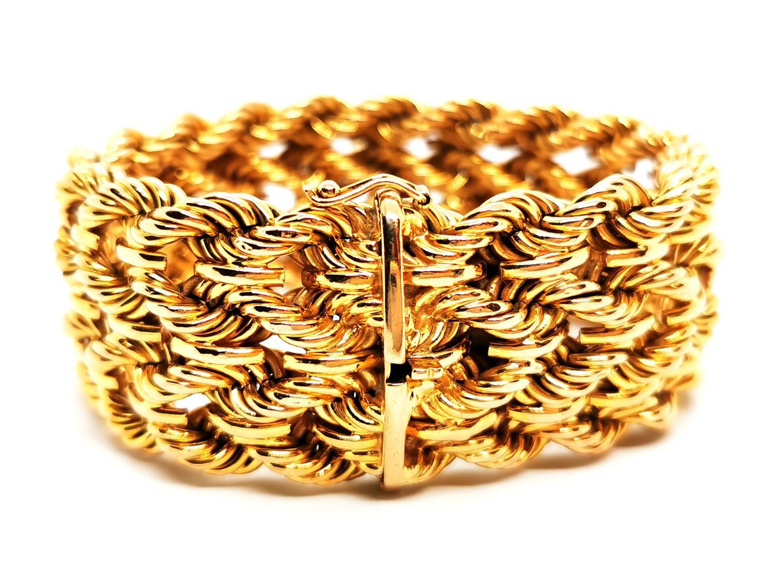 Bracelet cuff in yellow gold 750 thousandths (18 carats). twisted pattern. length: 19 cm. width: 2.75 cm. clasp tongue with eight safety. total weight: 76.72g. eagle head hallmark. excellent condition.

