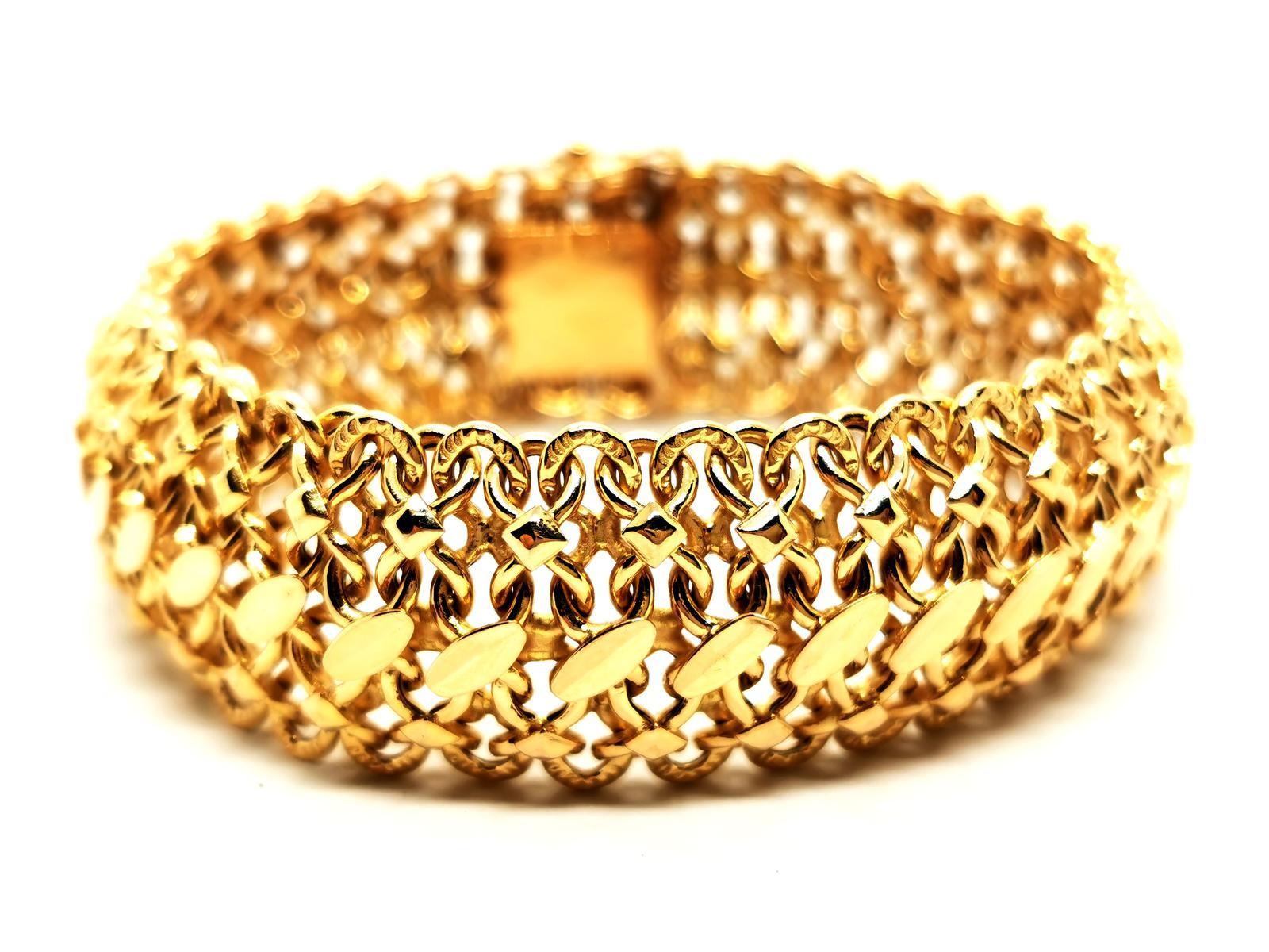 Bracelet in yellow gold 750 thousandths (18 carats). fancy mesh. ratchet clasp in eight safety. length: 19.5 cm. width: 2.07. total weight: 34.61 g. eagle head hallmark. excellent condition.
