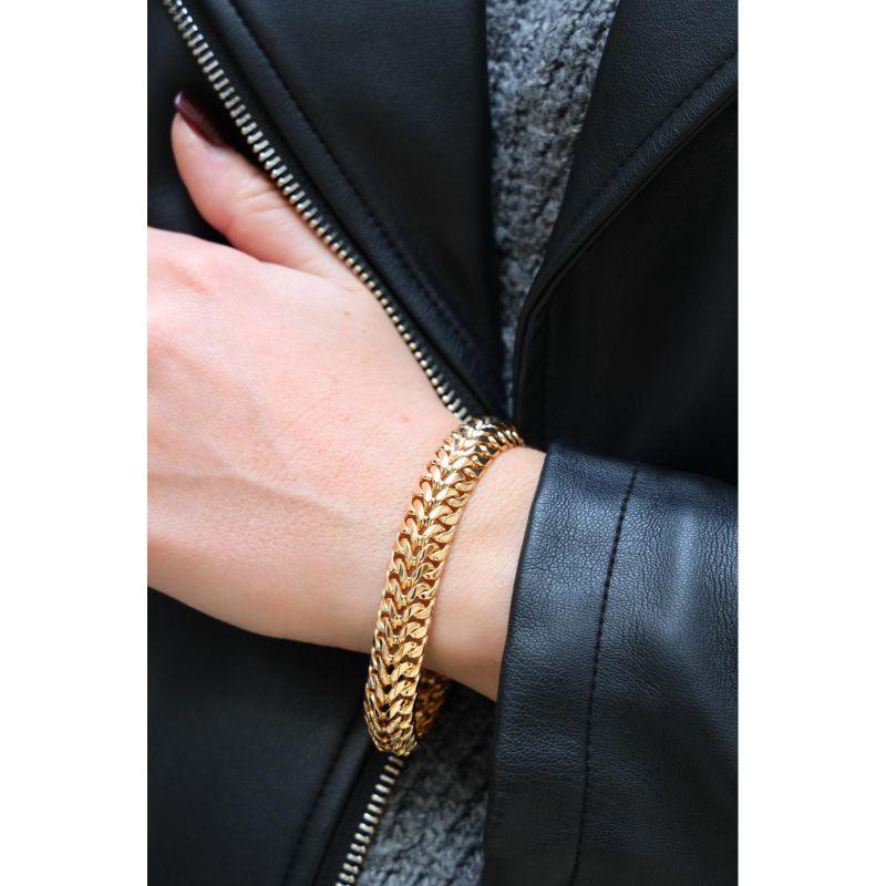 Bracelet in yellow gold 750 thousandths (18 carats). witch mesh with two safety eights. length: 19 cm. width: 1.15 cm. total weight: 59.26 g. eagle head hallmark. excellent condition.
