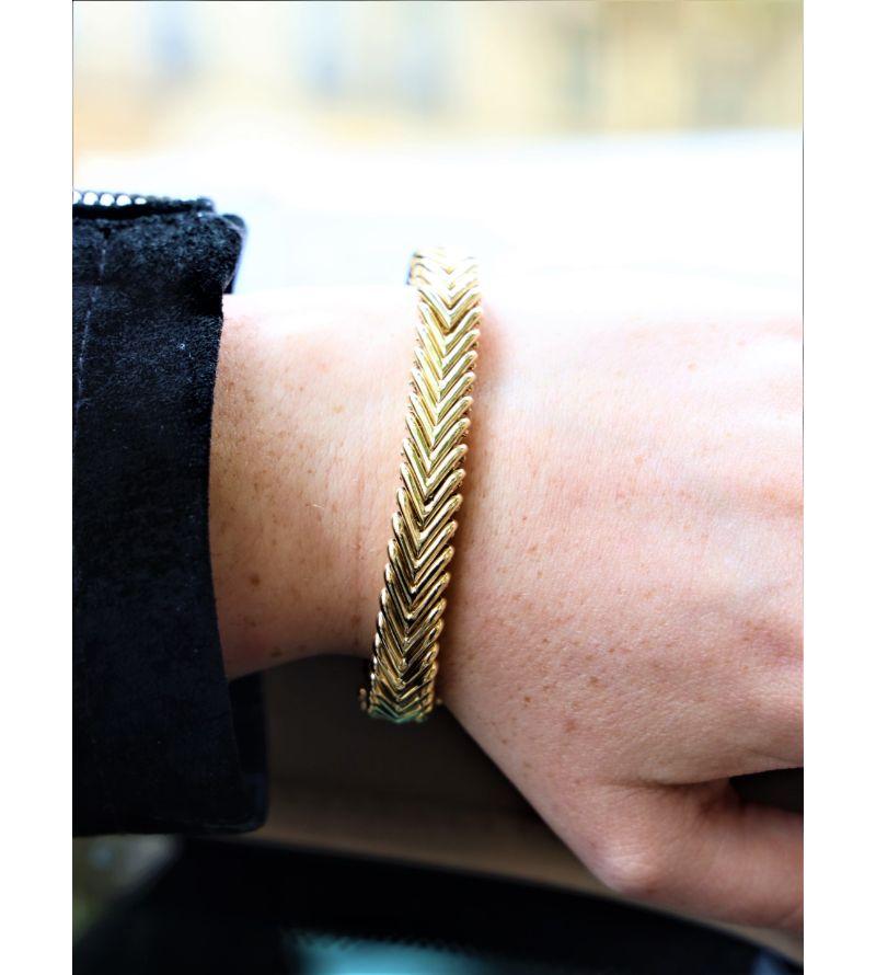 Bracelet in yellow gold 750 thousandths (18 carats). chevron mesh. clasp with double safety eight. length: 17.5 cm. width: 0.85 cm. thickness: 0.56 cm. total weight: 51.03 g. owl hallmark. excellent condition

