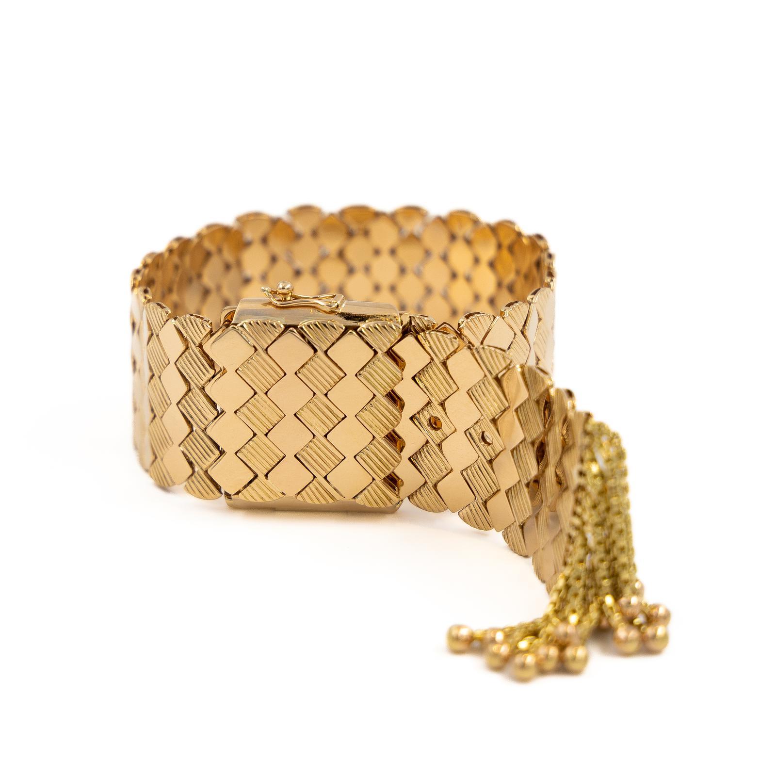 Cuff bracelet in yellow gold 750 thousandths (18 carats). adjustable belt system. eight safety. Wrist size: 24 cm. Width: 2.60 cm. Total weight: 93.27. Owl hallmark. Excellent condition
