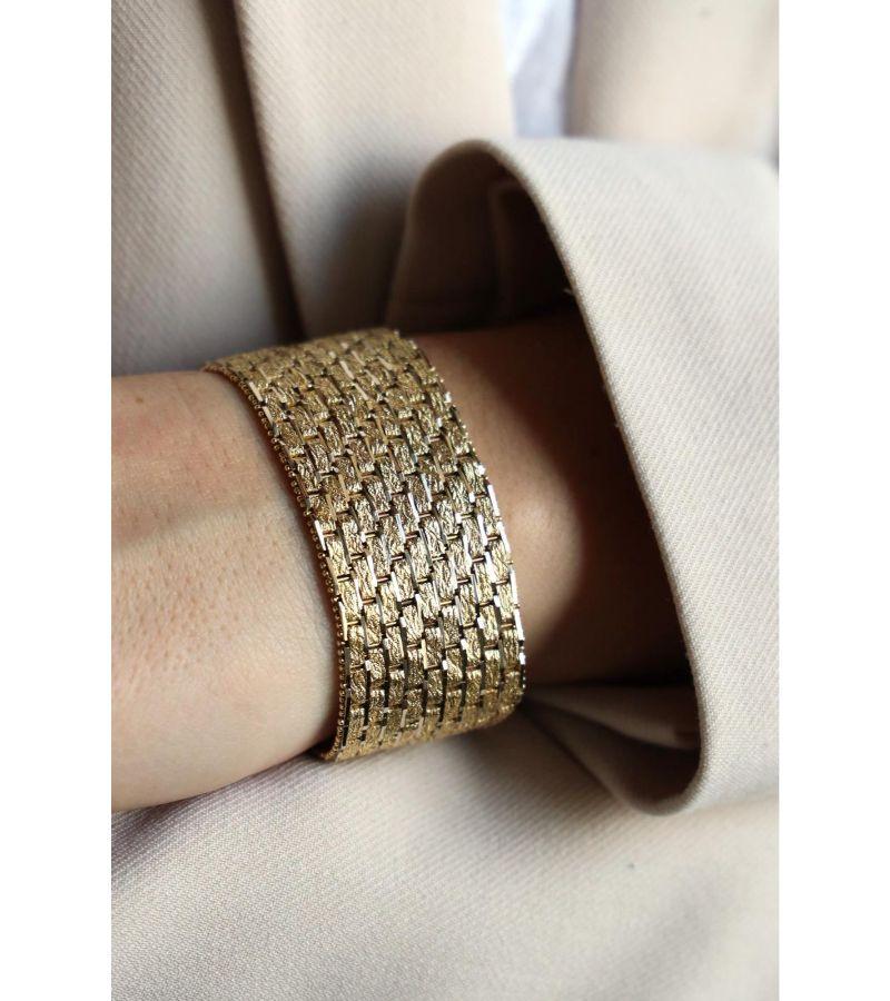 Bracelet in yellow gold 750 thousandths (18 carats). flat fancy mesh. length: 20 cms. width: 2.80 cm. clasp with double 8 of safety. total weight: 98.09 g. punch head of eagle. excellent state
