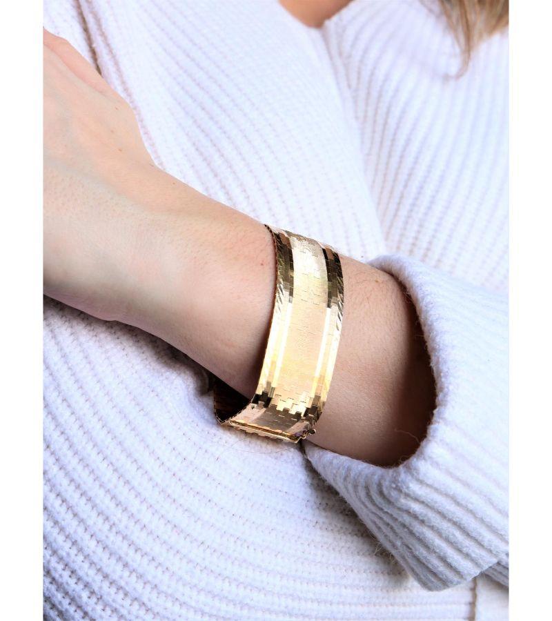 Armband aus Gelbgold 750 Tausendstel (18 Karat). Schickes Netz. Länge: 19 cm. Breite: 2,50 cm. acht Sicherheit. Gesamtgewicht: 61,03 g. Eulen-Stempel. Ausgezeichneter Zustand
