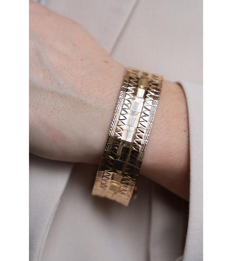 Cuff bracelet in yellow gold 750 thousandths (18 carats). in textured gold. Wrist size: 20 cm. Width: 2.02 cm. Total weight: 39.36 g. Owl hallmark. Excellent condition
